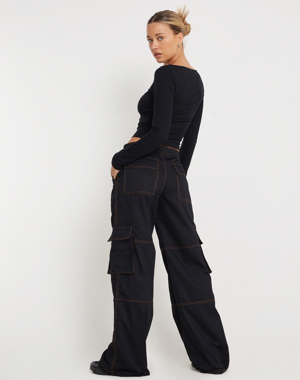 Pantaloni Cargo Saul a gamba larga in nero con cuciture arancioni
