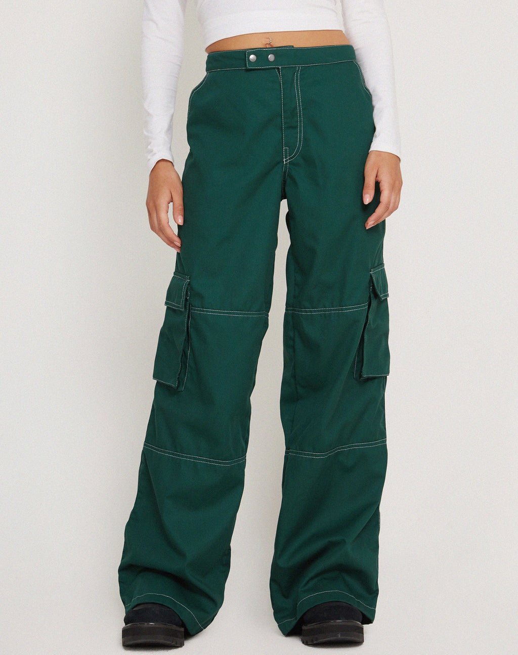 Pantaloni Cargo a gamba larga Saul in verde bottiglia con cuciture bianche