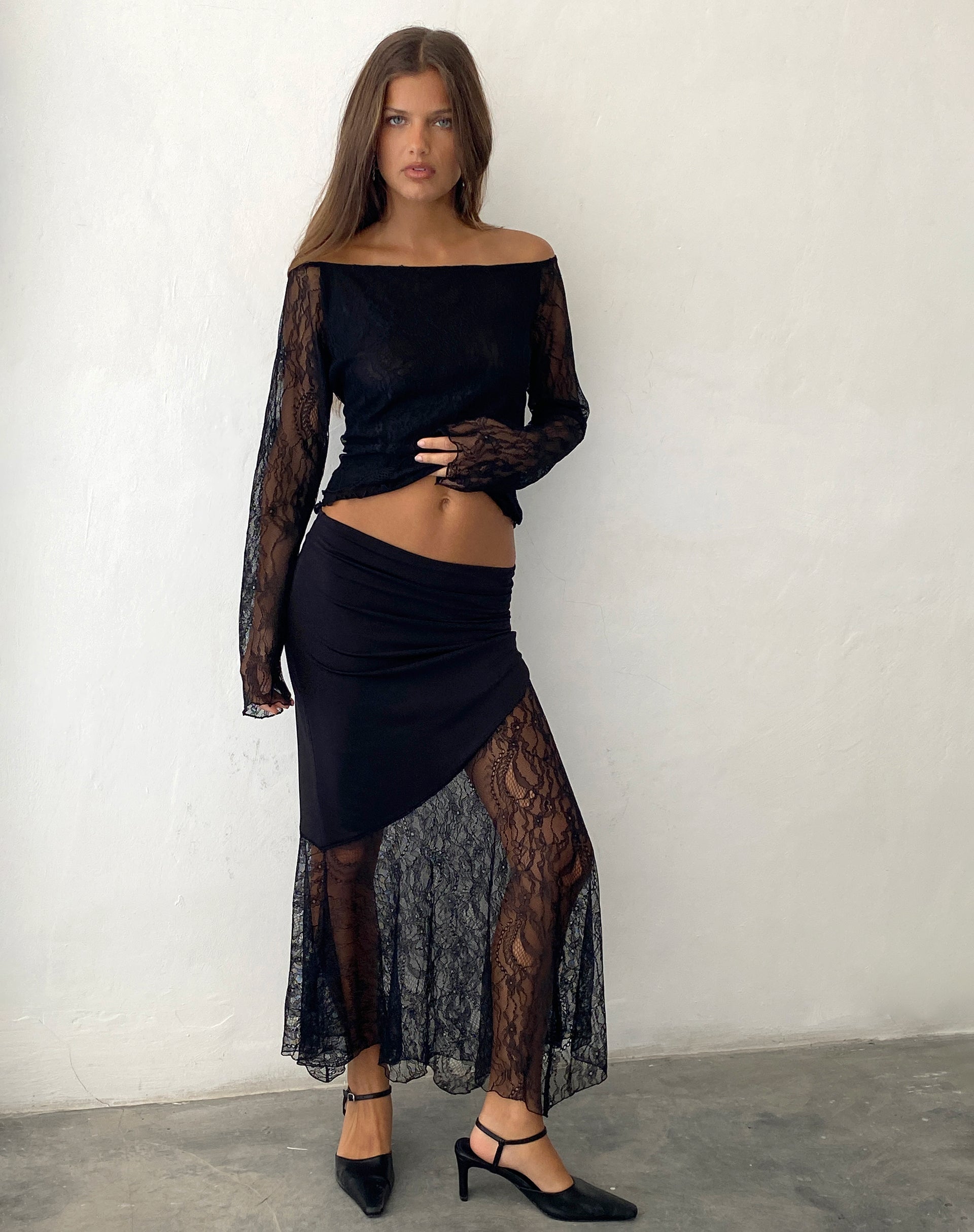 Immagine di Seraphina Maxi gonna asimmetrica con orlo in pizzo in nero