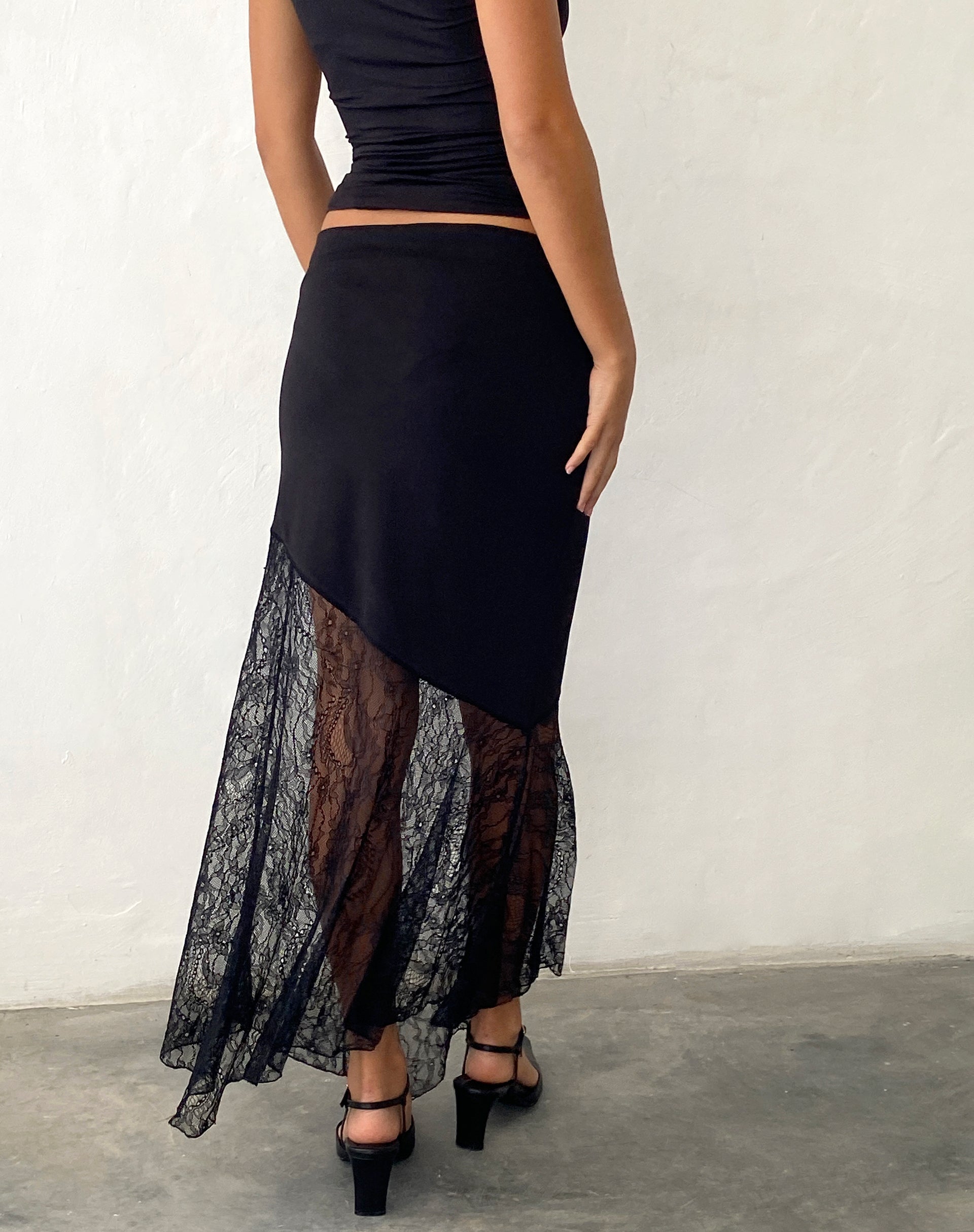 Immagine di Seraphina Maxi gonna asimmetrica con orlo in pizzo in nero