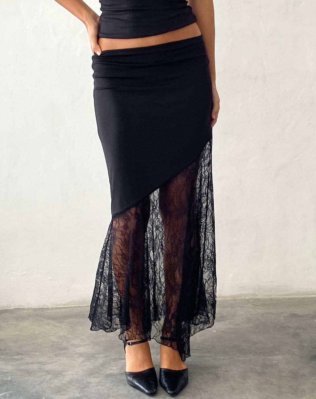 Maxi gonna asimmetrica con orlo in pizzo Seraphina in nero