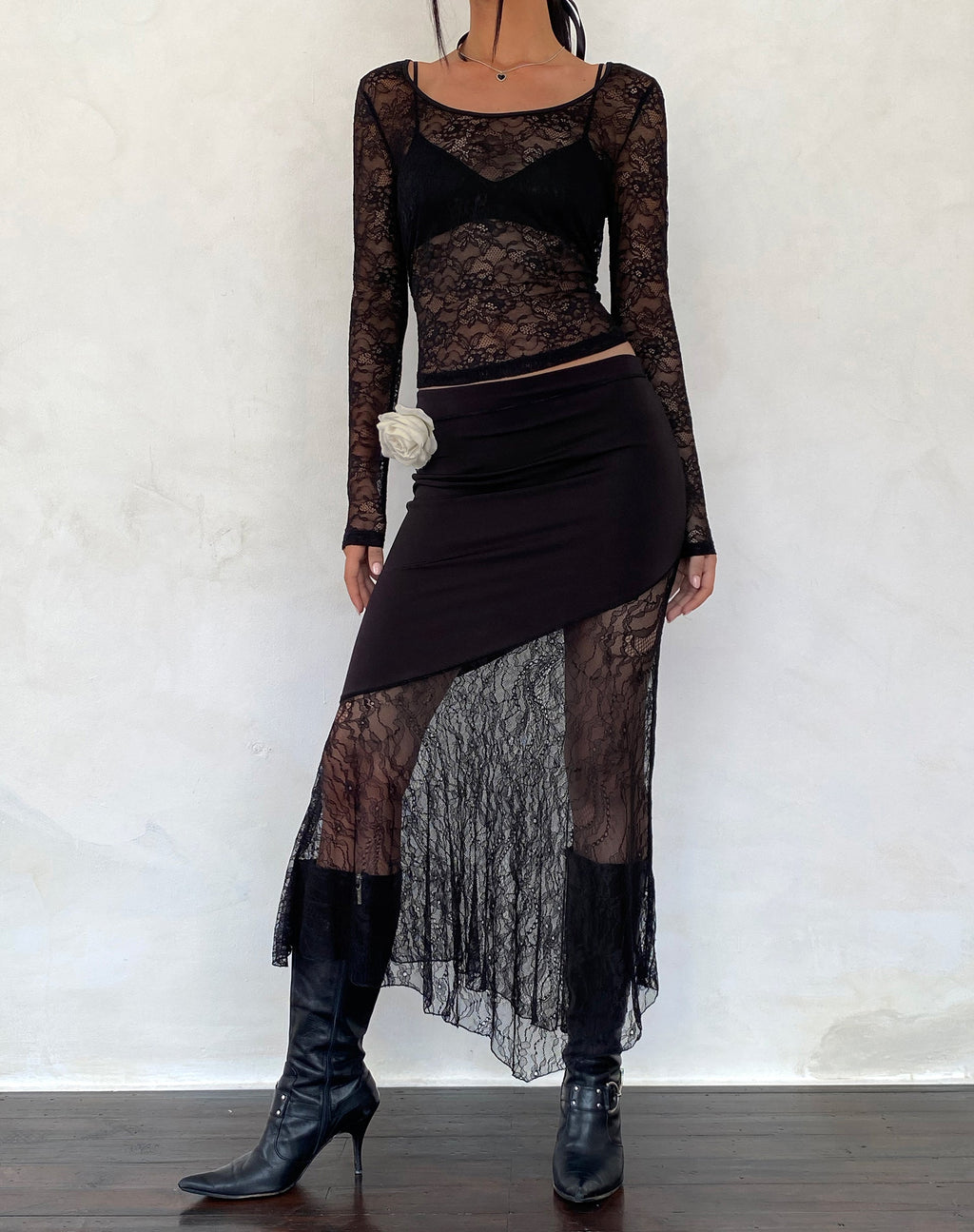 Maxi gonna asimmetrica con orlo in pizzo Seraphina in nero