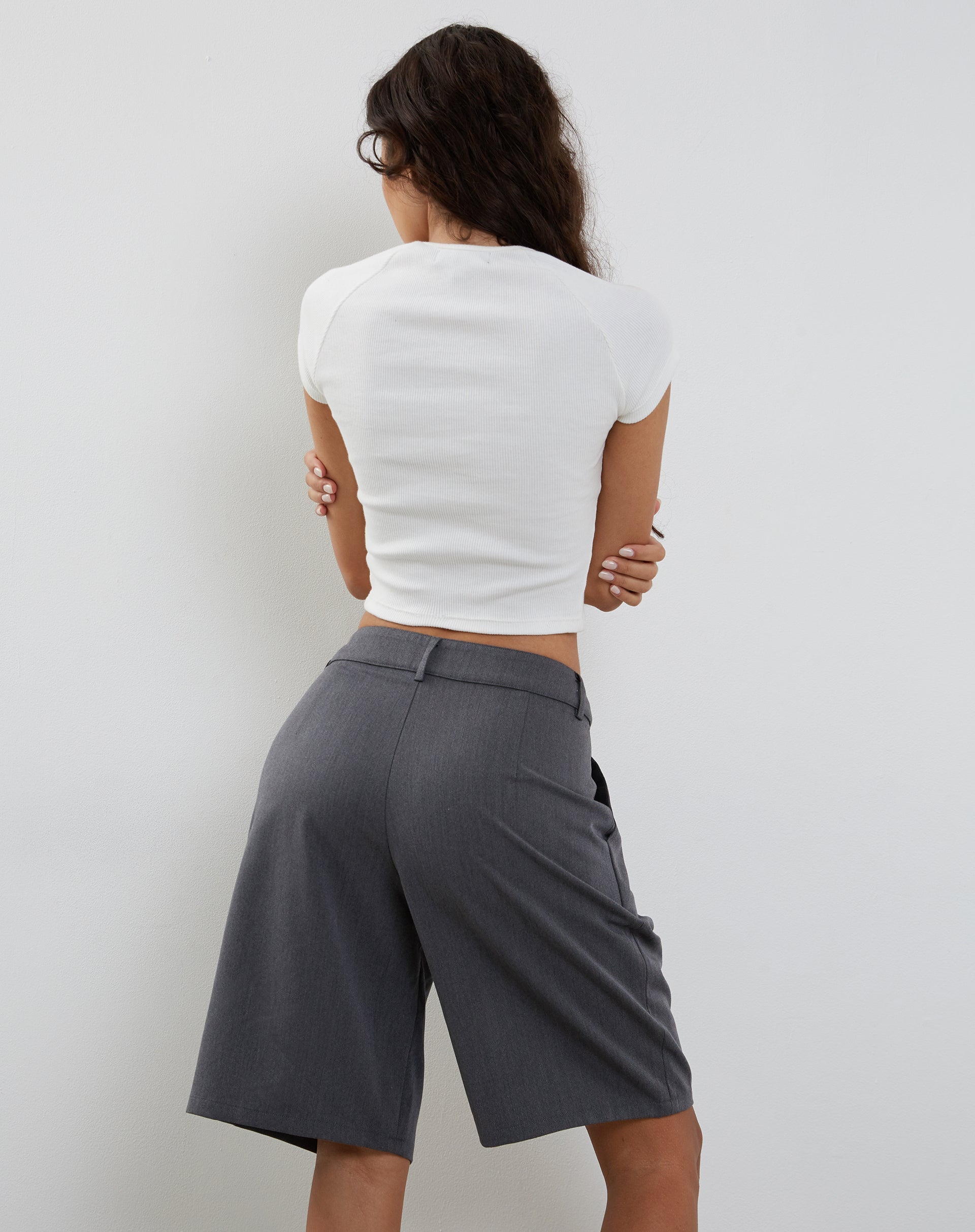 Immagine di Setya Pantaloncini sartoriali lunghi in antracite