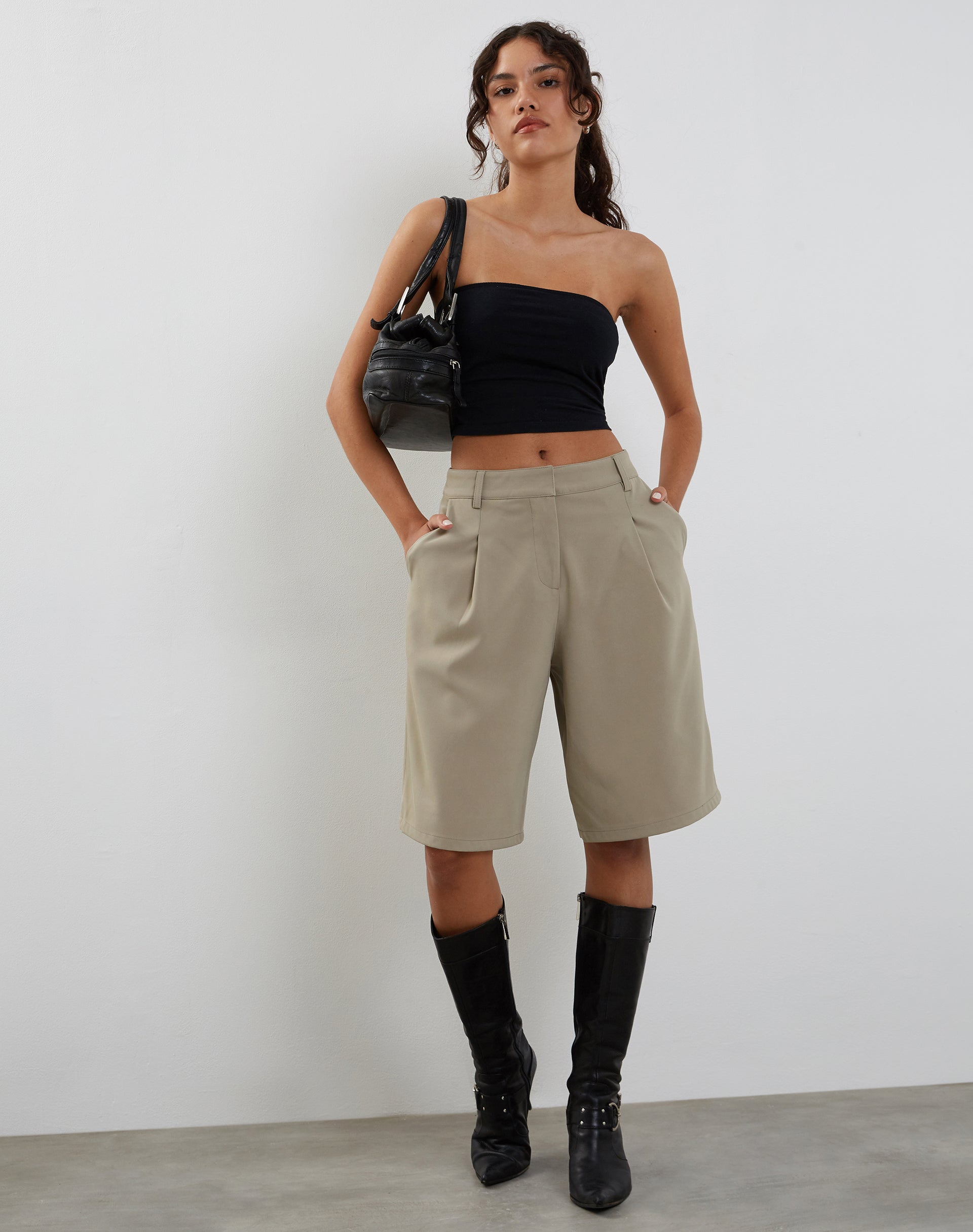 Immagine di Setya Pantaloncini sartoriali di linea lunga in Taupe
