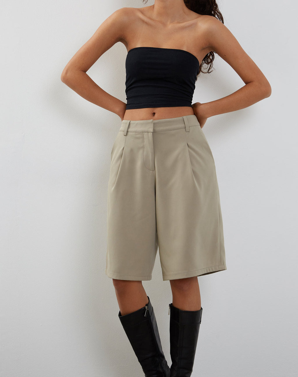Setya - Pantaloncini sartoriali di linea lunga in Taupe