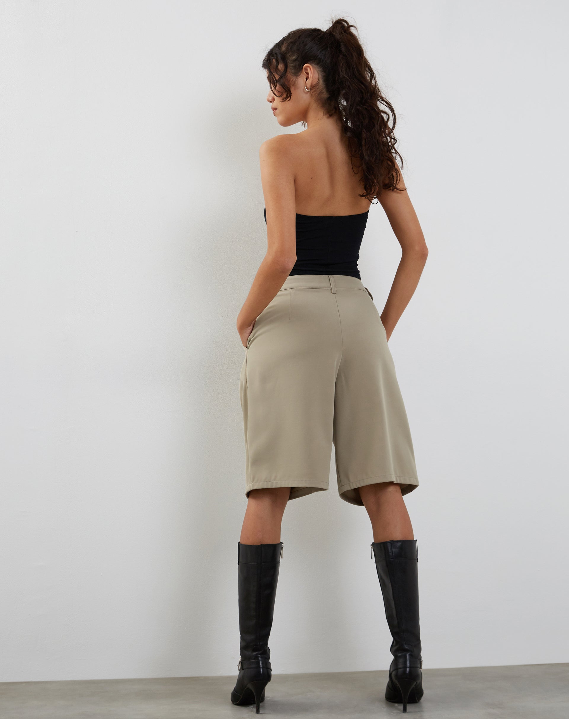 Immagine di Setya Pantaloncini sartoriali di linea lunga in Taupe