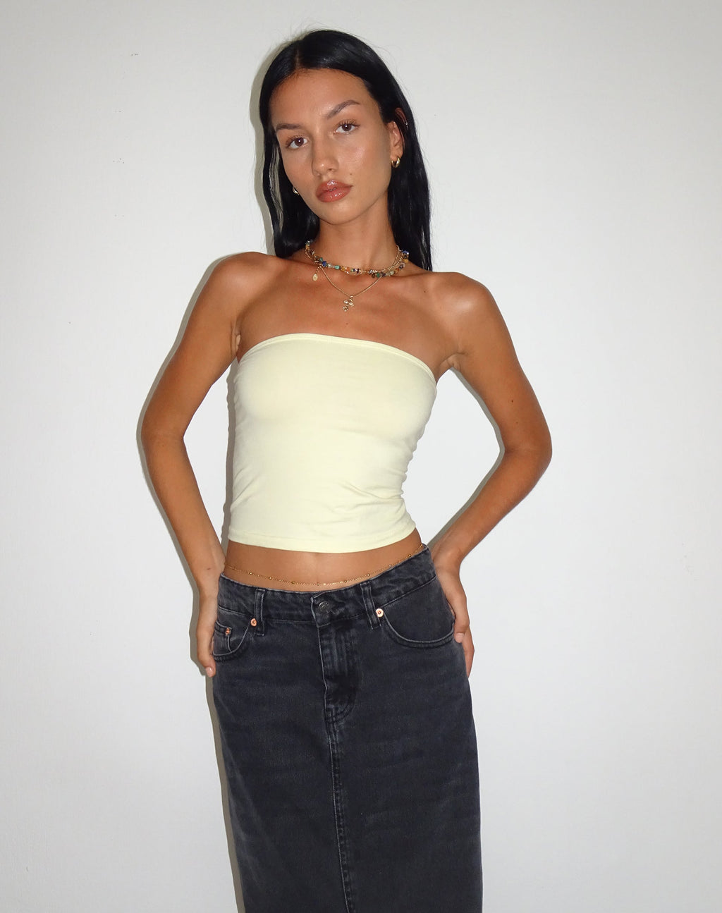 Top a fascia Shae in crema di burro