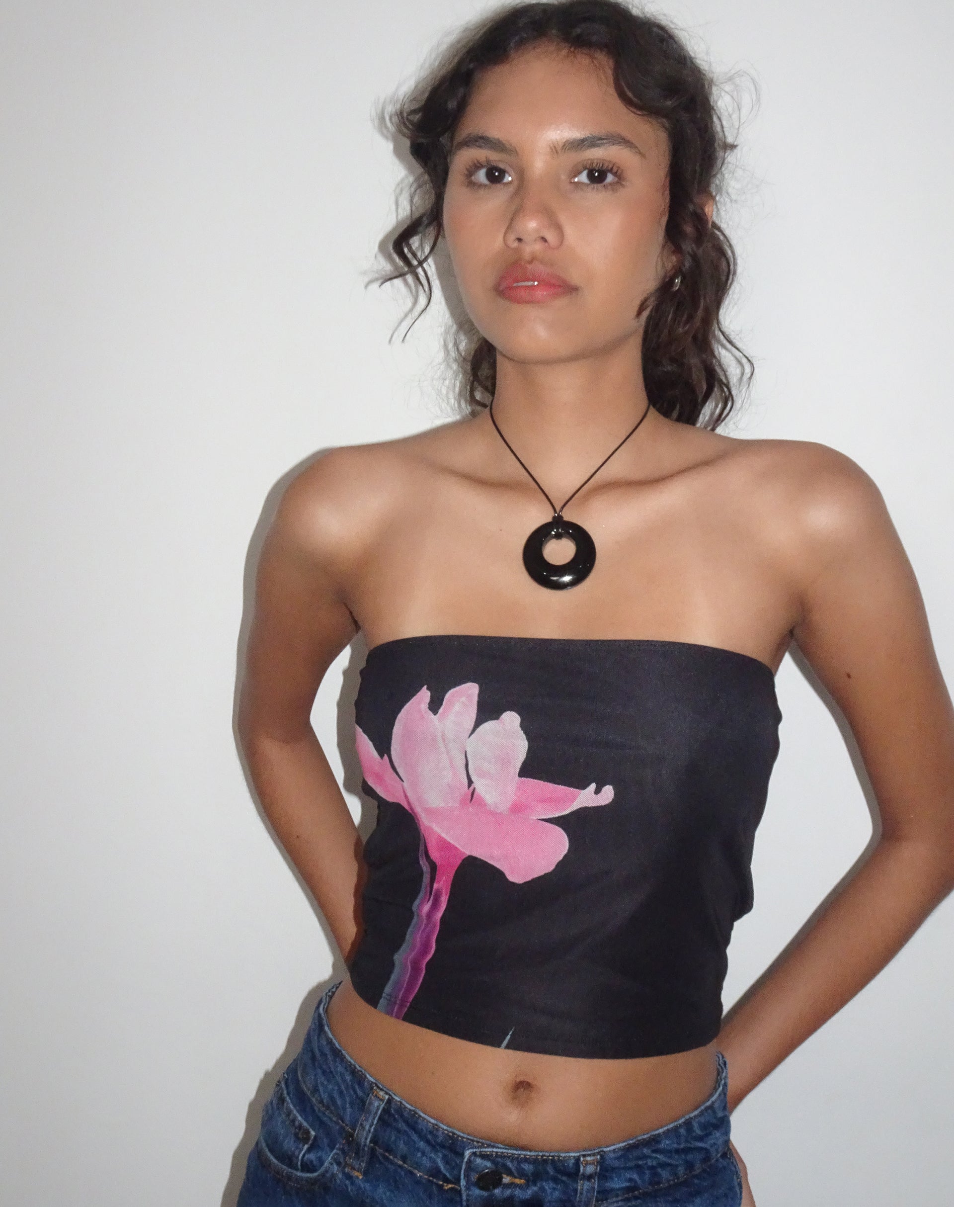 Immagine di Shae Top a fascia nero con fiori rosa