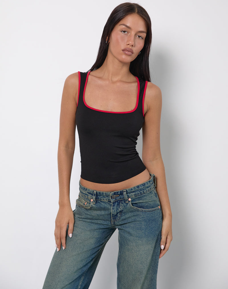 Immagine di Shajani Top in nero con rilegatura rossa