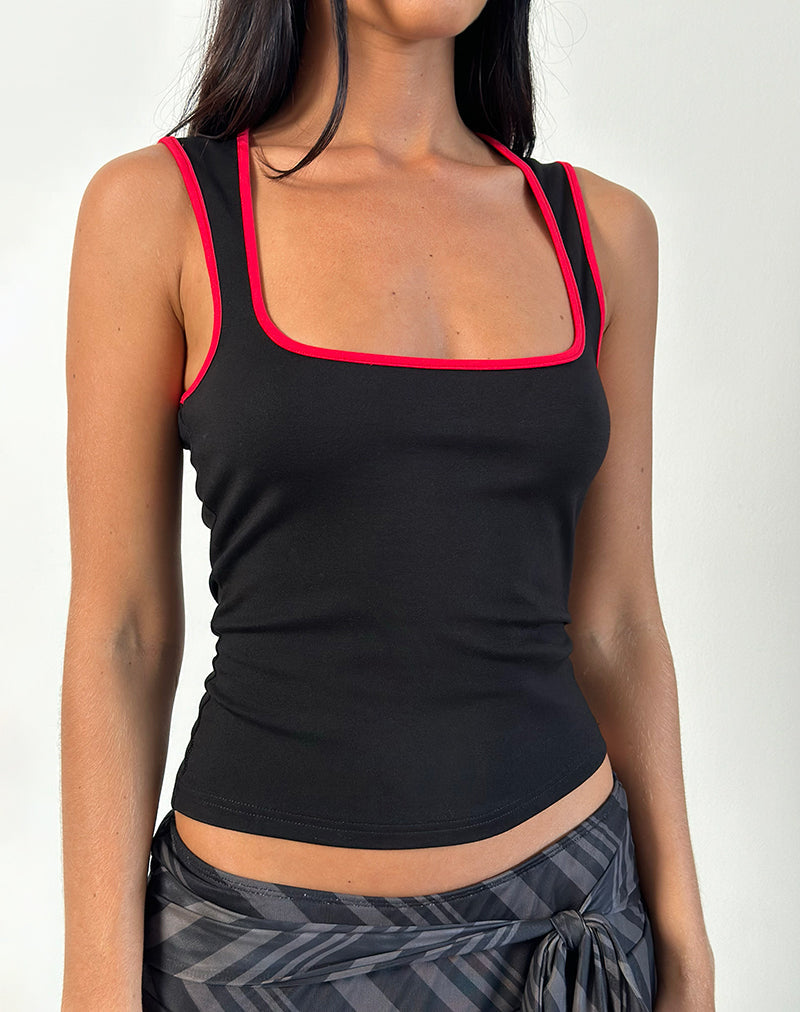 Immagine di Shajani Top in nero con rilegatura rossa