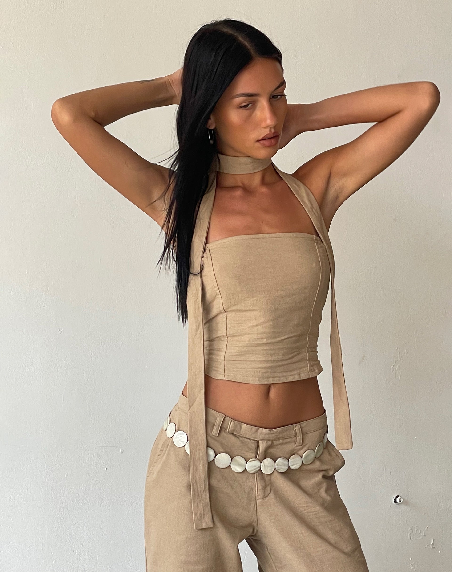Immagine di MOTEL X JACQUIE Shaloe Top a fascia e sciarpa in grigio chiaro
