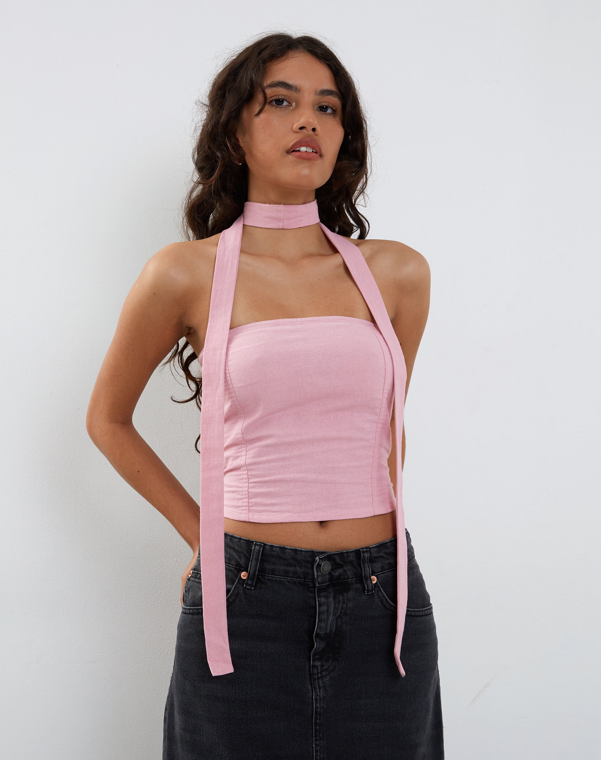 immagine di Shaloe Top a fascia e sciarpa in rosa fenicottero