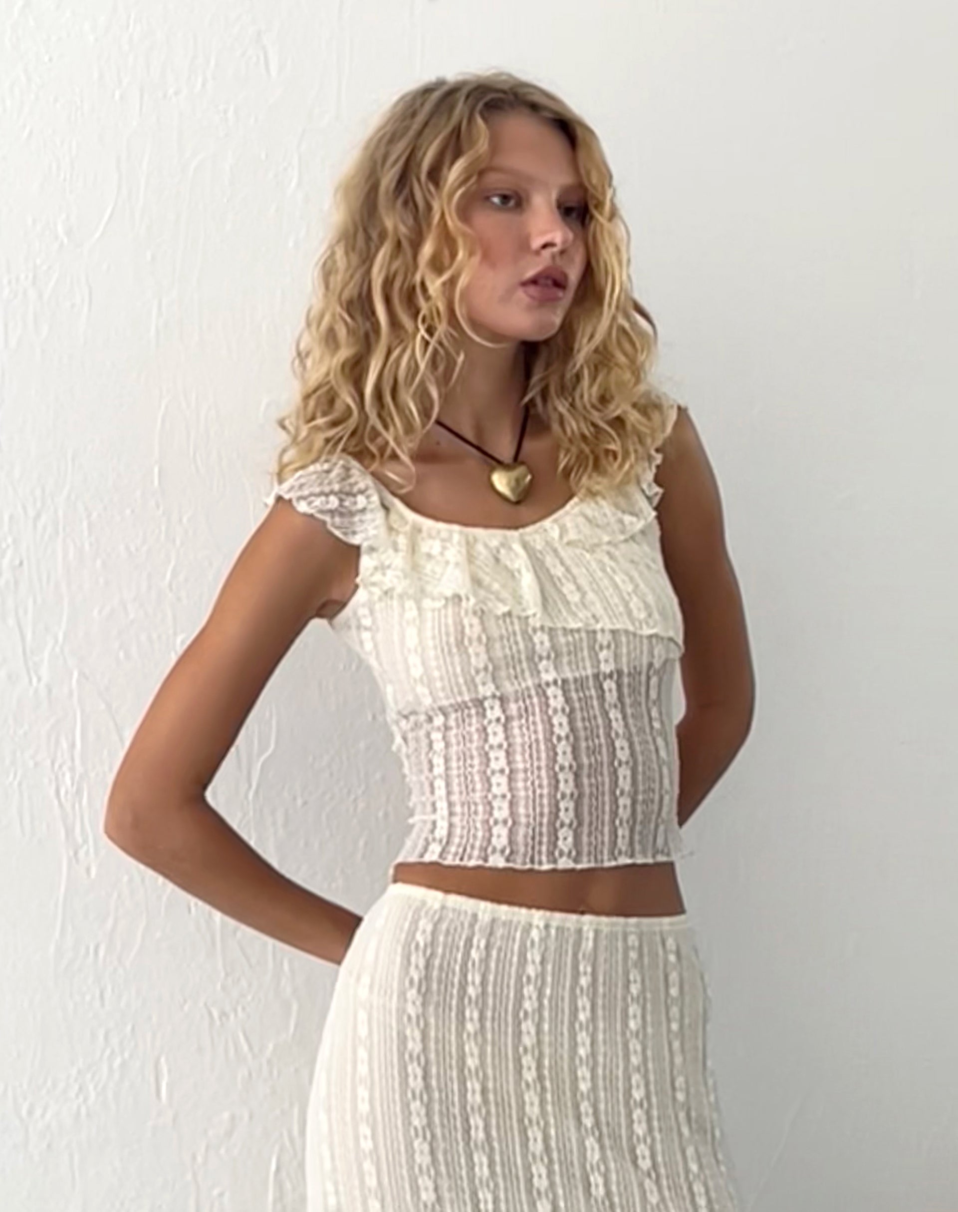 Immagine del top Simran Bardot in pizzo crema