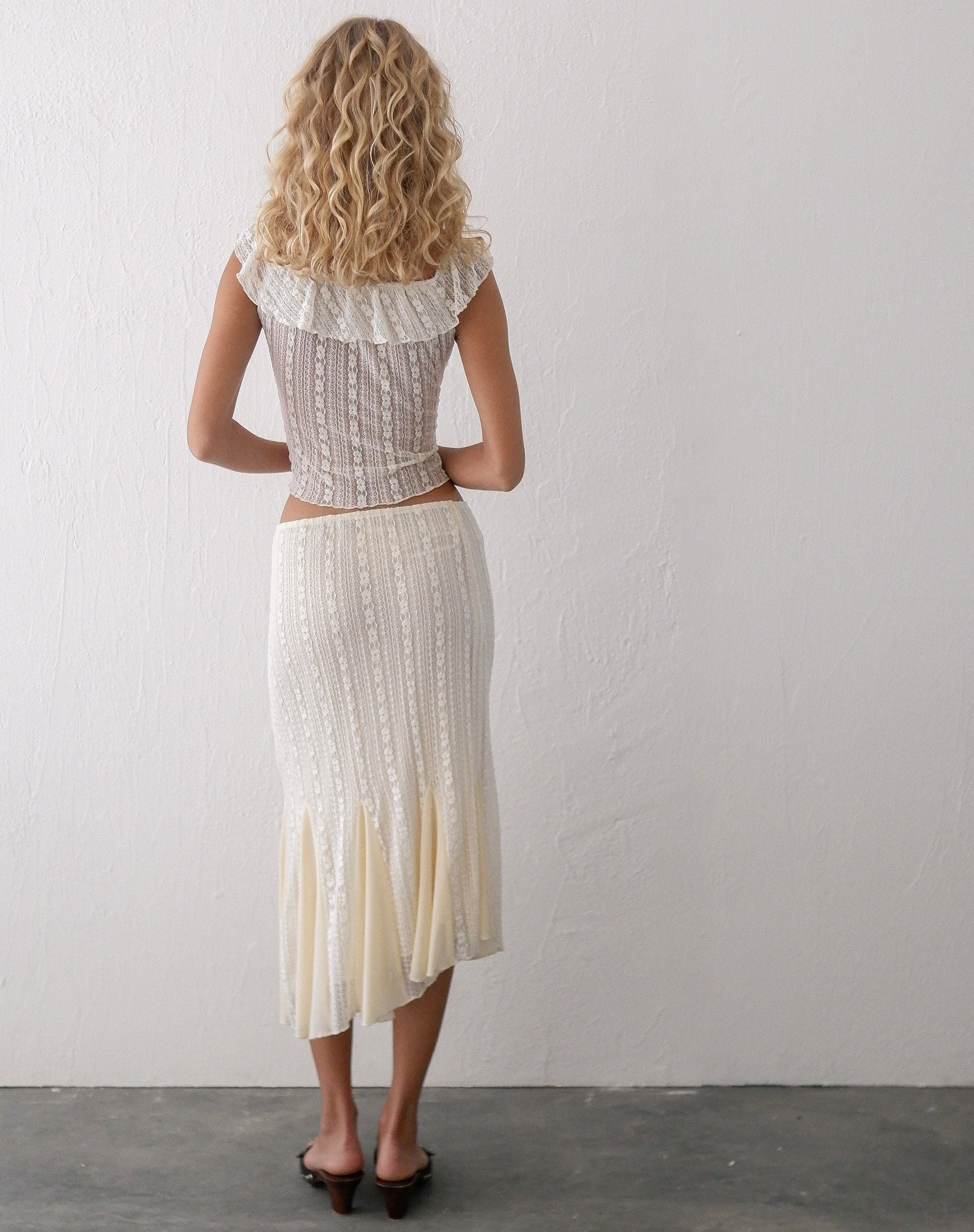 Immagine di Betharia Frill Detail Midi Skirt in pizzo color crema