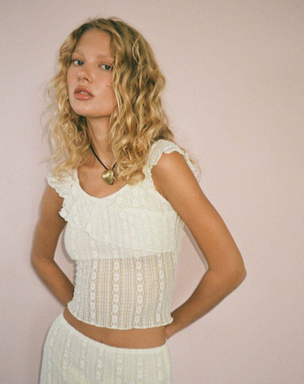 Top Simran Bardot in pizzo crema