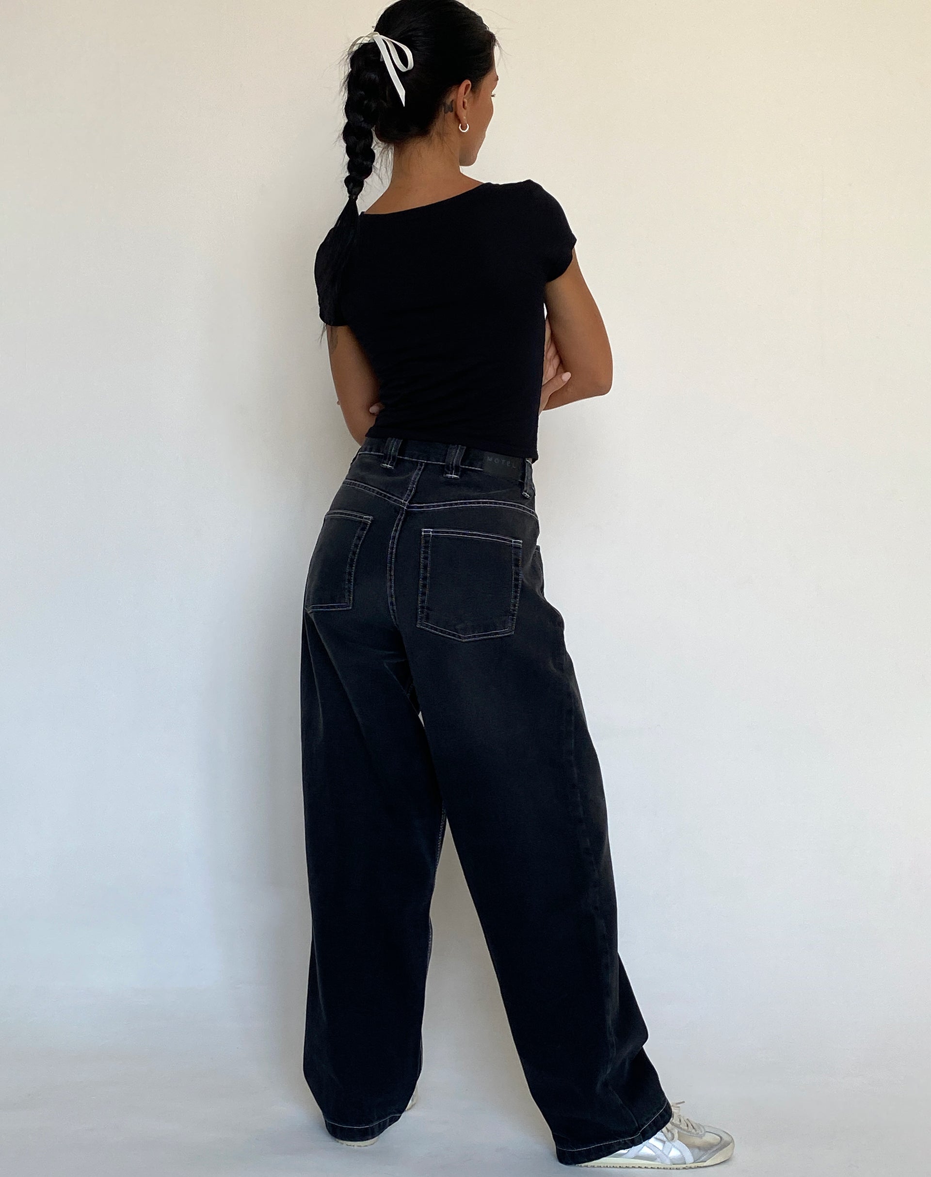 Immagine del jeans skater a vita bassa in nero vintage con impunture bianche
