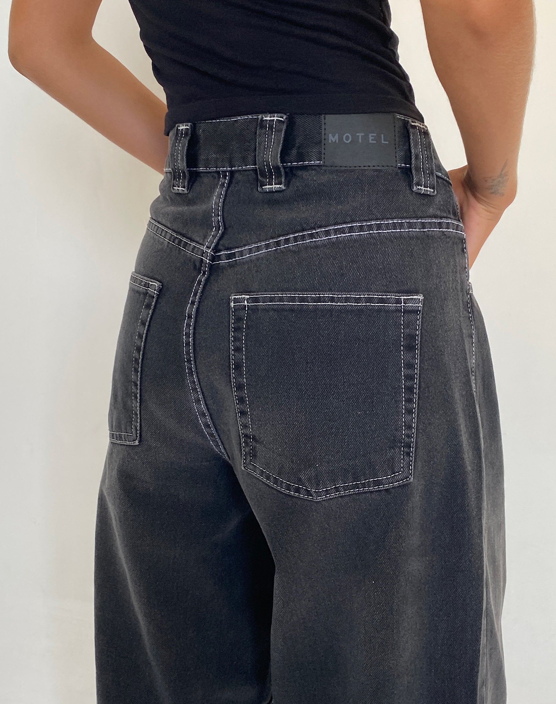 Immagine del jeans skater a vita bassa in nero vintage con impunture bianche