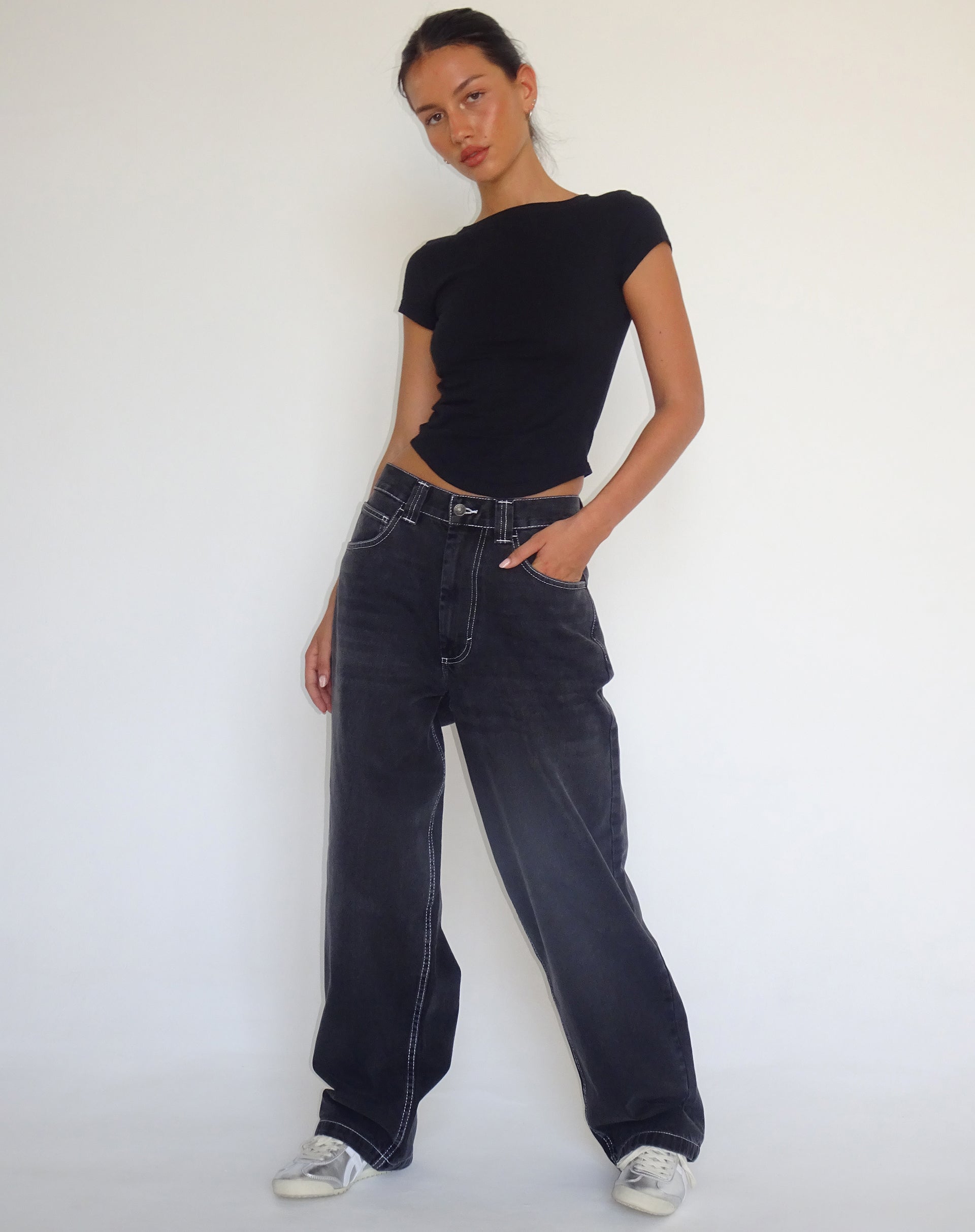 Immagine del jeans skater a vita bassa in nero vintage con impunture bianche