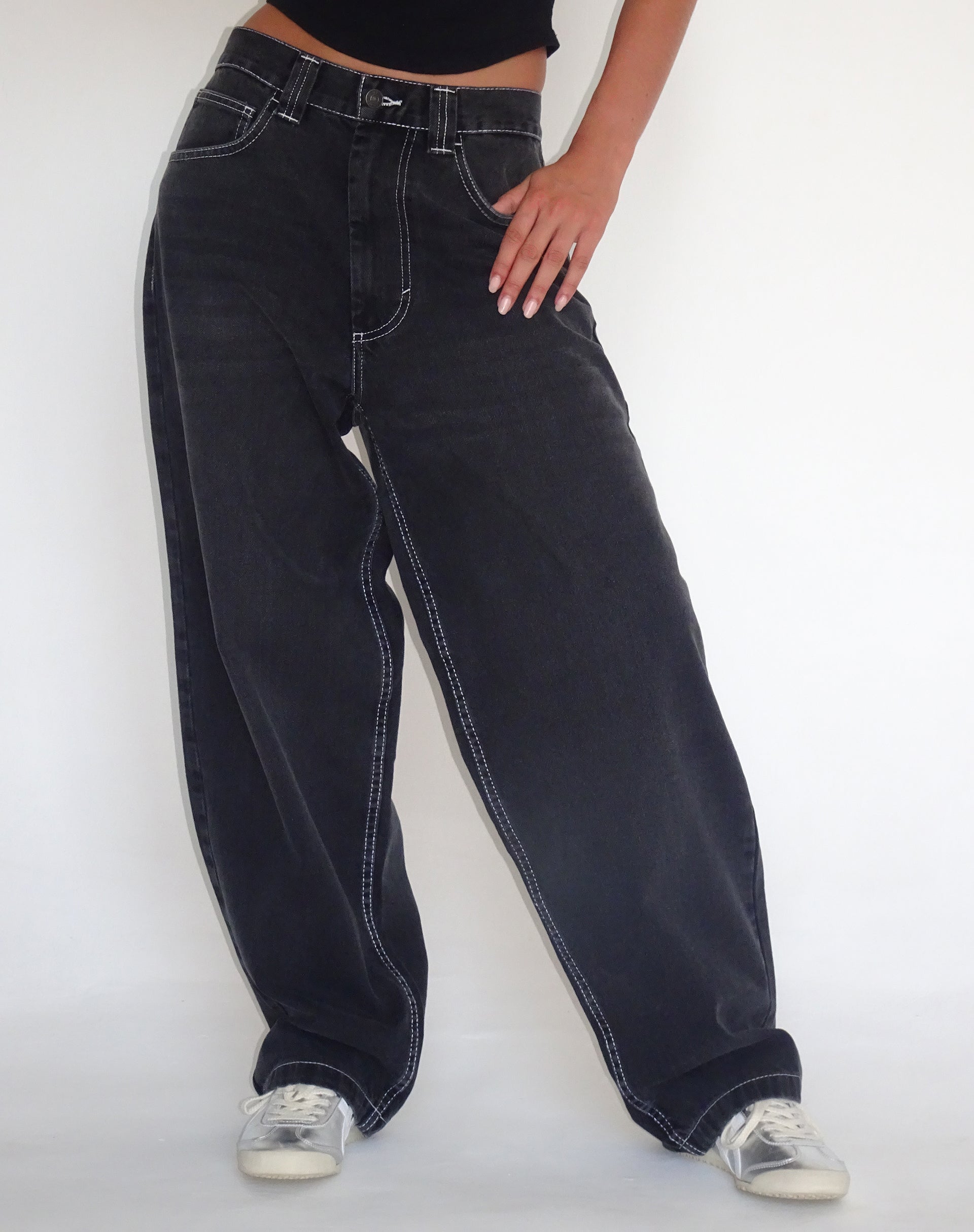 Immagine del jeans skater a vita bassa in nero vintage con impunture bianche