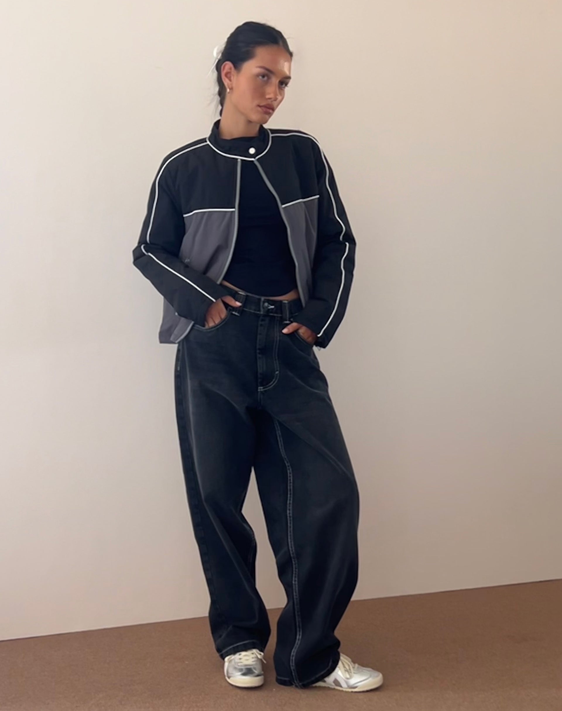 Immagine del jeans skater a vita bassa in nero vintage con impunture bianche