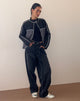 Immagine del jeans skater a vita bassa in nero vintage con impunture bianche