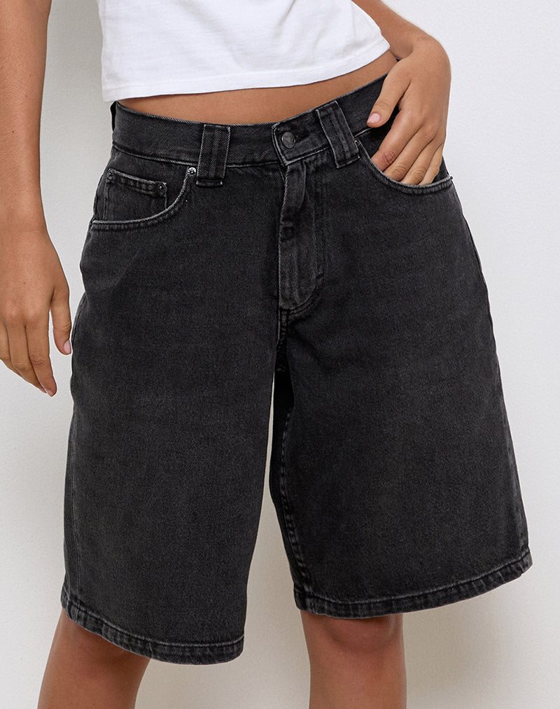Immagine di Pantaloncini skater a vita bassa in denim lavato nero grigio