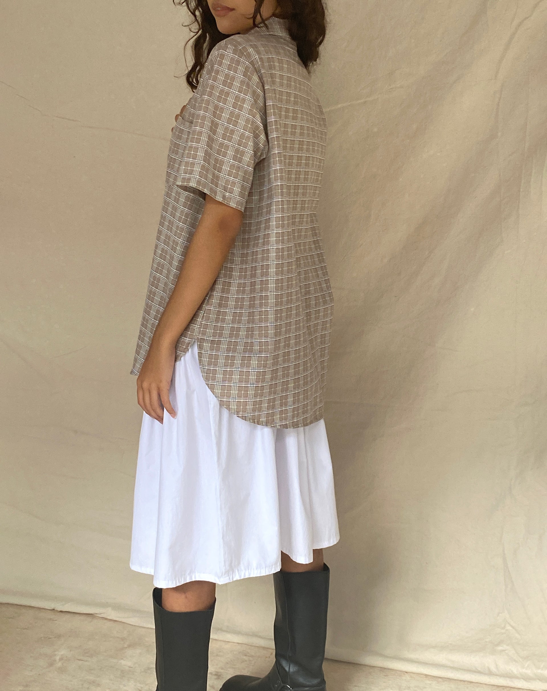 immagine della camicia Smith a maniche corte a quadretti color taupe