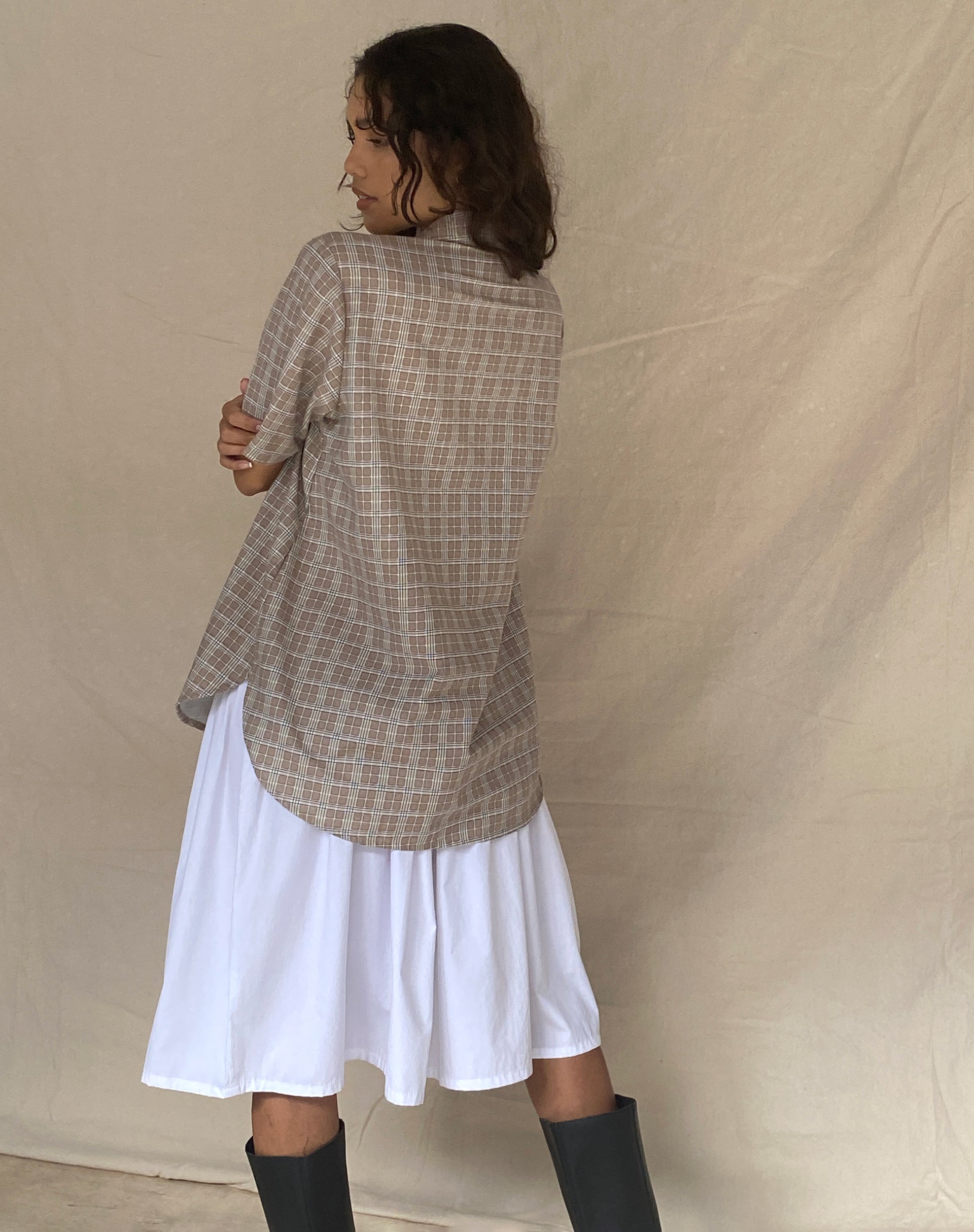 immagine della camicia Smith a maniche corte a quadretti color taupe