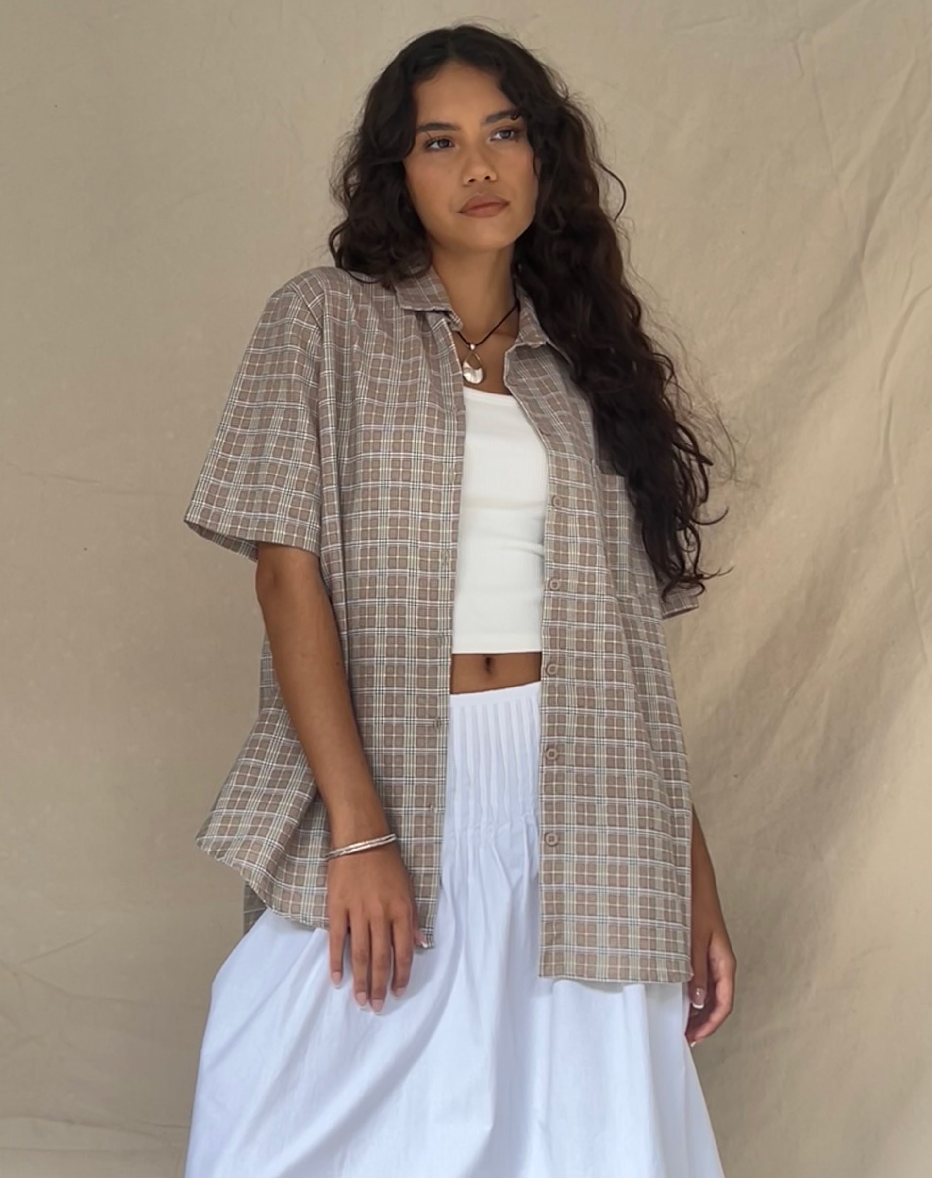 immagine della camicia Smith a maniche corte a quadretti color taupe