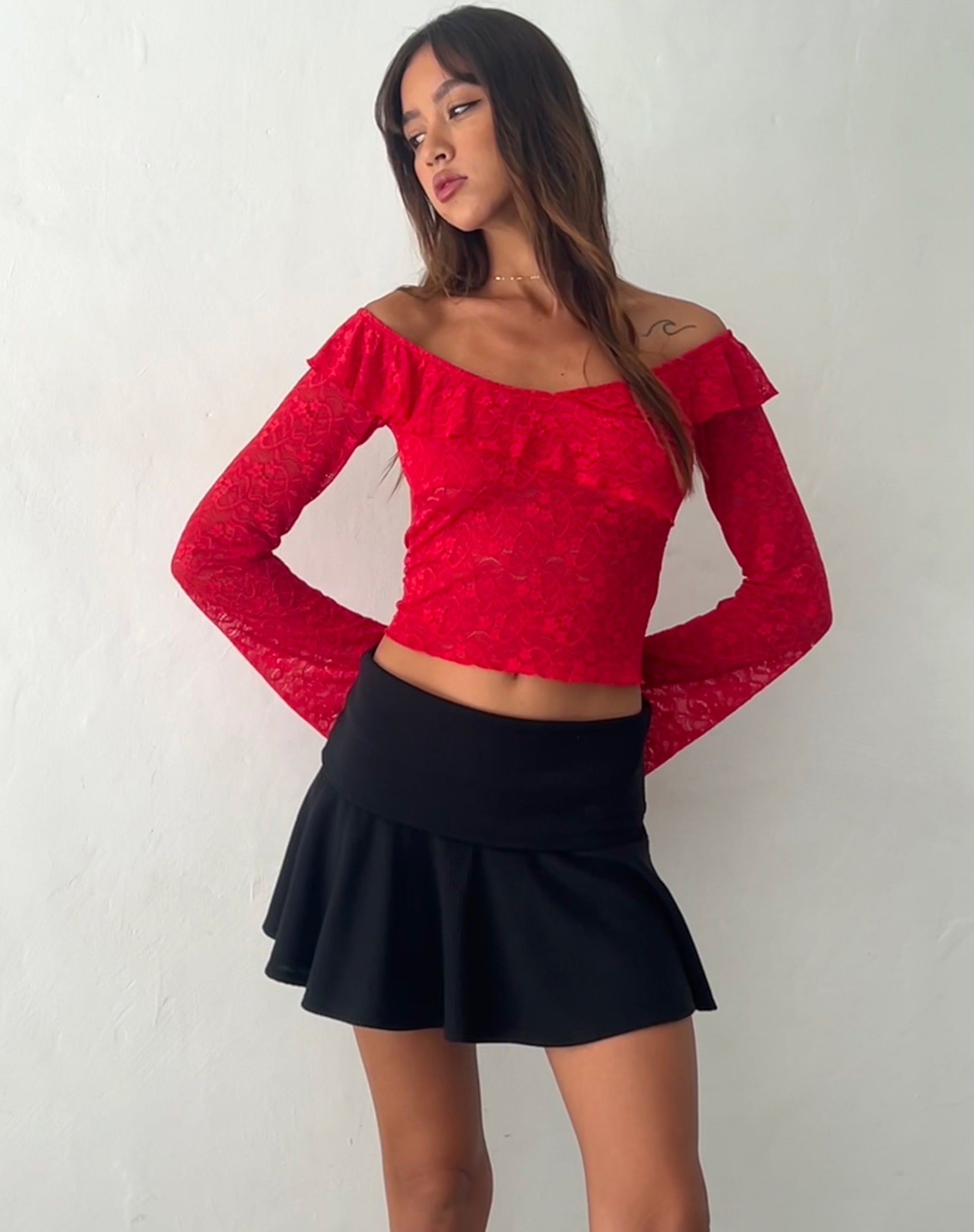 Immagine di Soka Bardot Frill Top in pizzo rosso