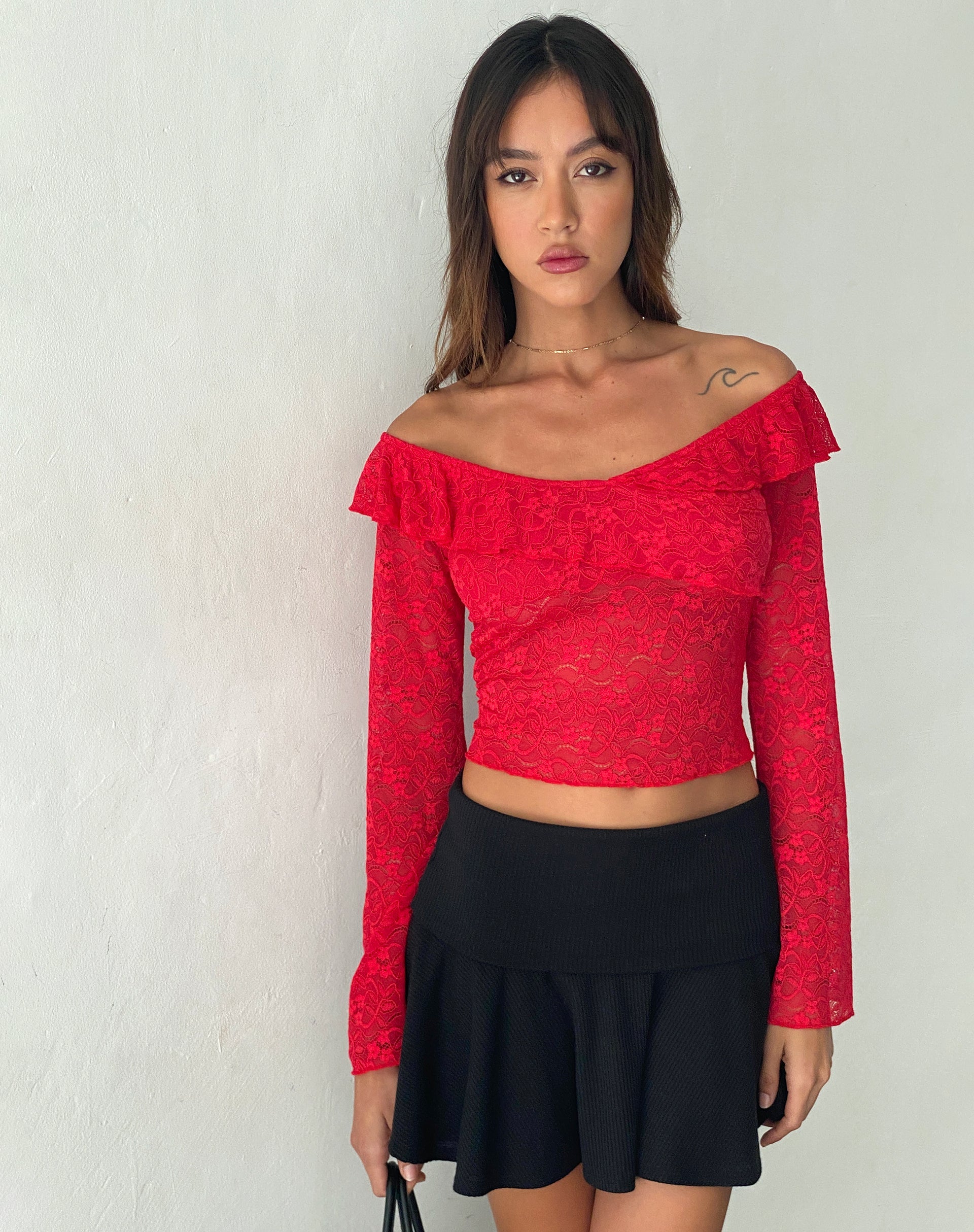 Immagine di Soka Bardot Frill Top in pizzo rosso