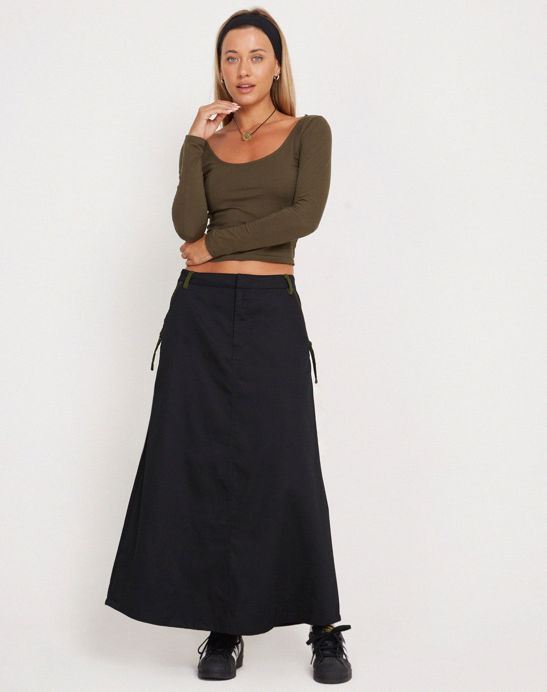 Immagine di Sorrel Midi Skirt in Nero Verde Foresta