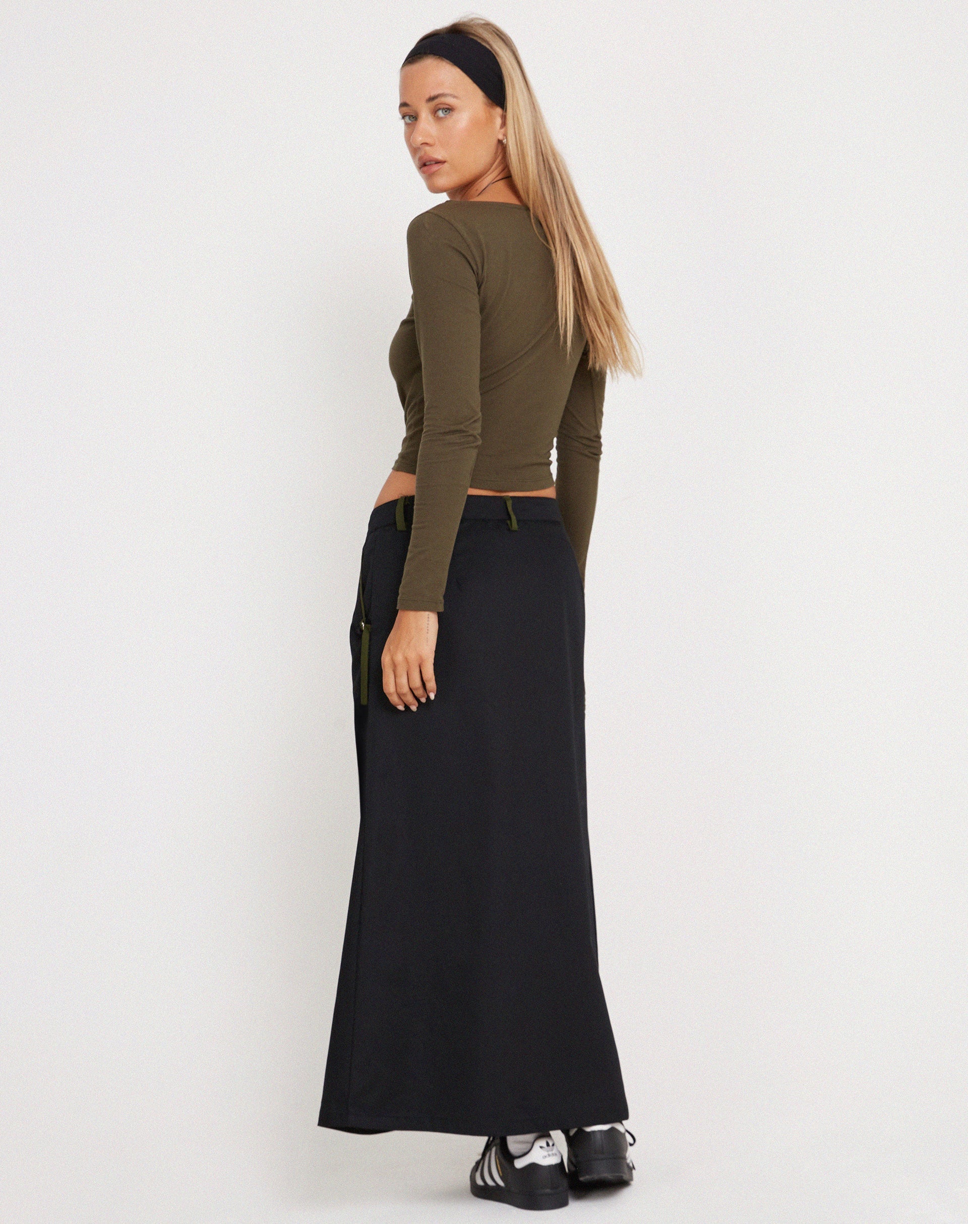 Immagine di Sorrel Midi Skirt in Nero Verde Foresta