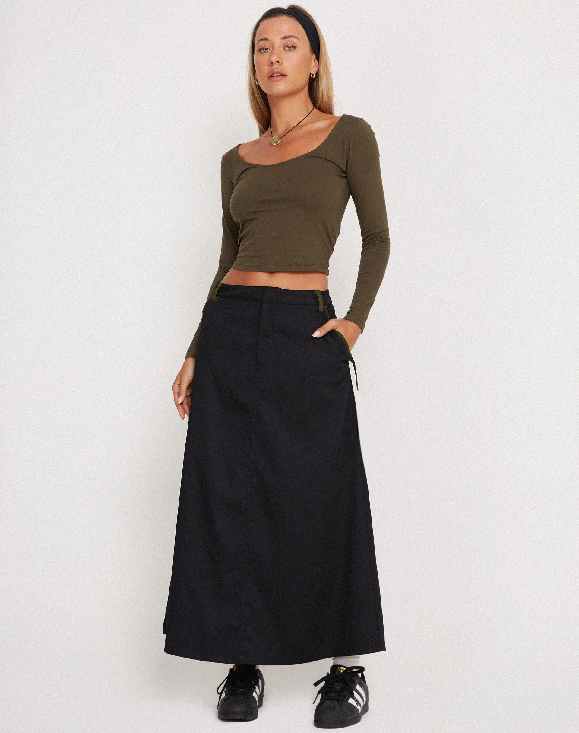 Immagine di Sorrel Midi Skirt in Nero Verde Foresta