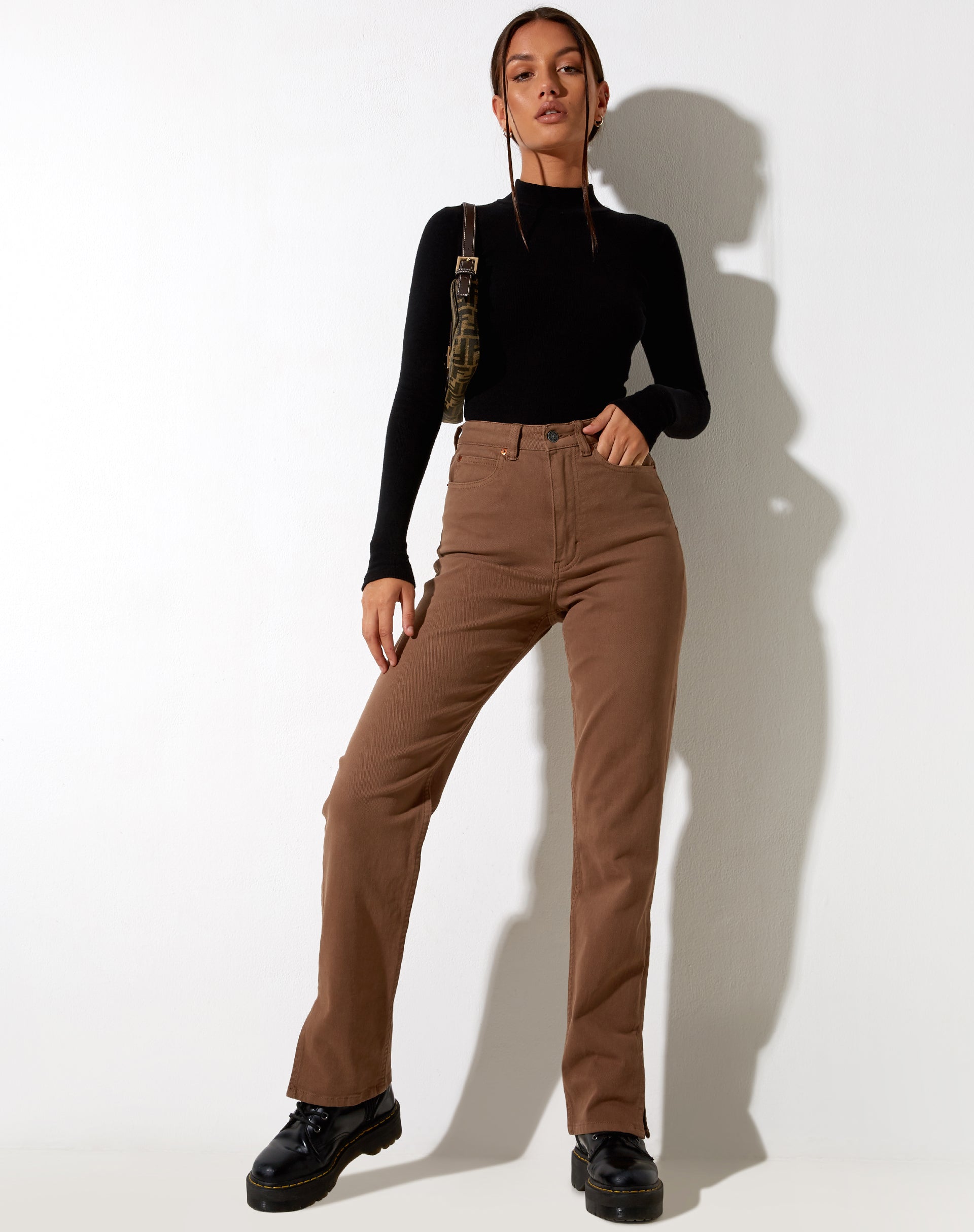 Immagine dei jeans a gamba tesa in marrone scuro