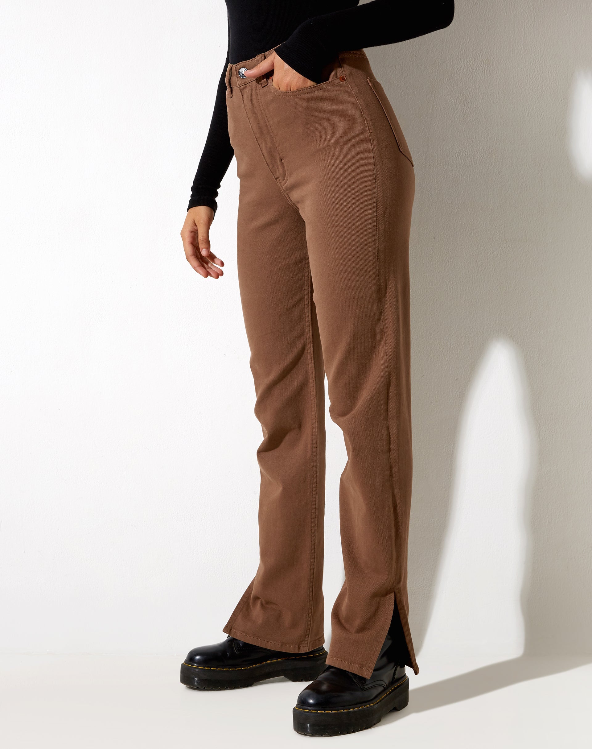Immagine dei jeans a gamba tesa in marrone scuro