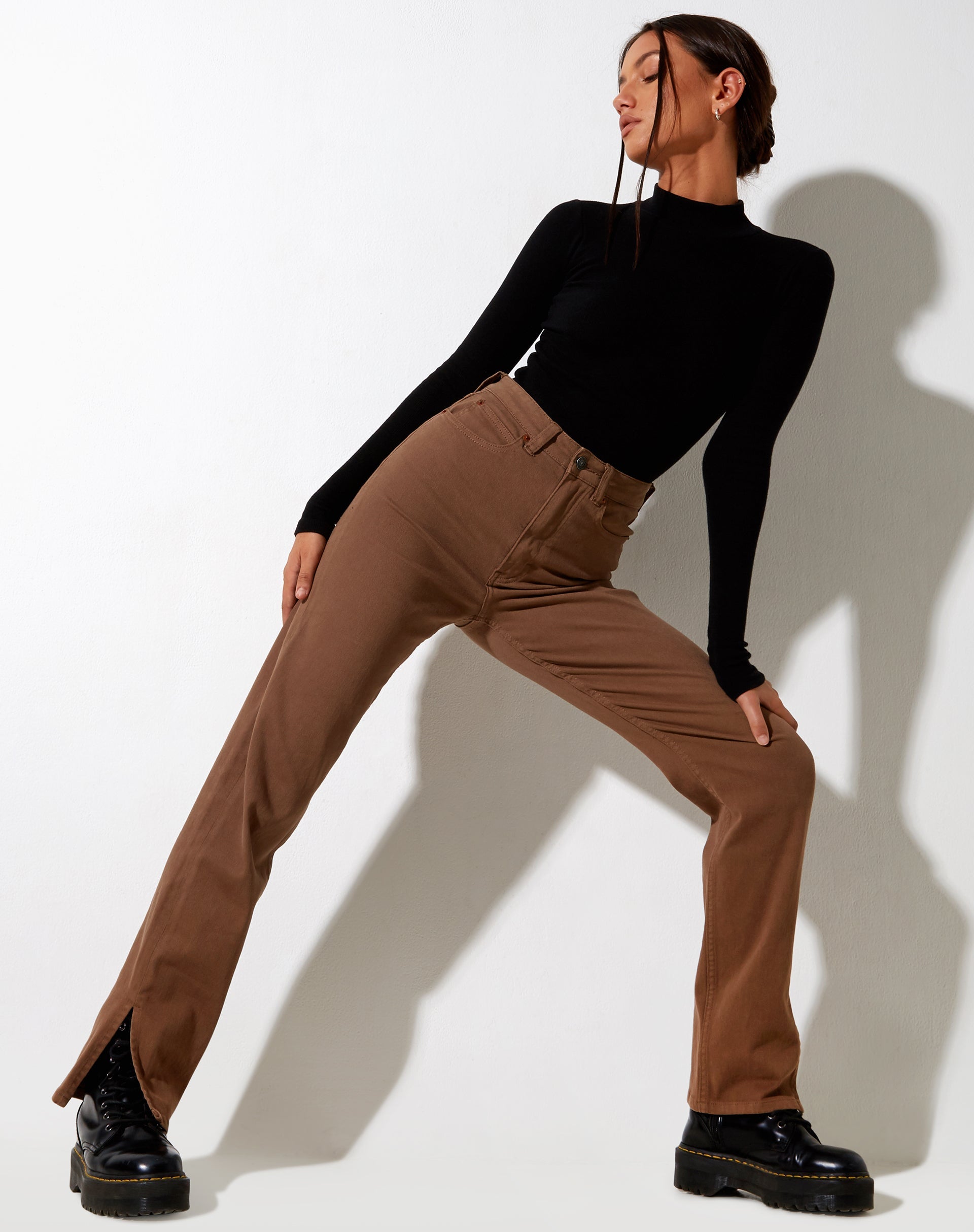 Immagine dei jeans a gamba tesa in marrone scuro