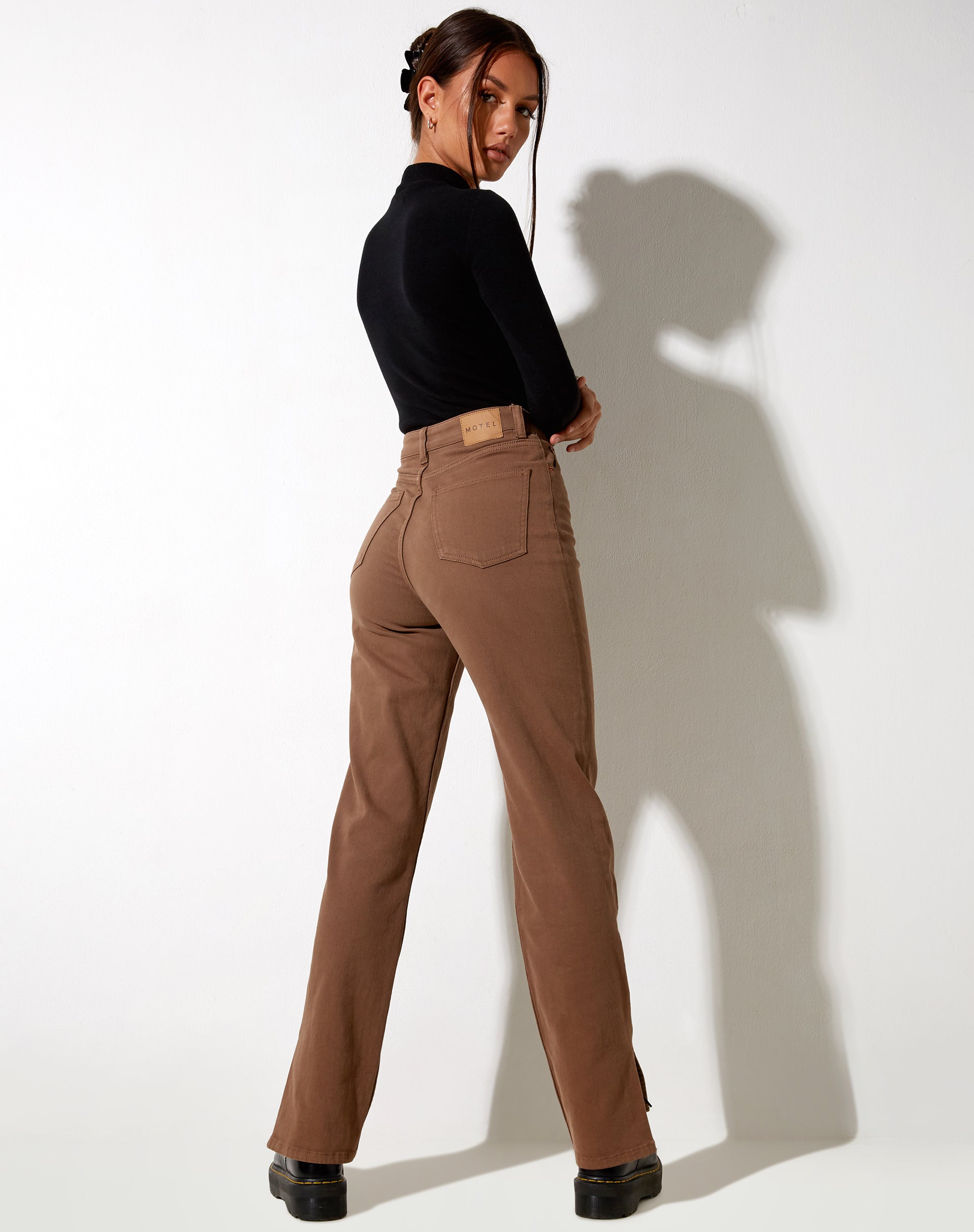 Immagine dei jeans a gamba tesa in marrone scuro