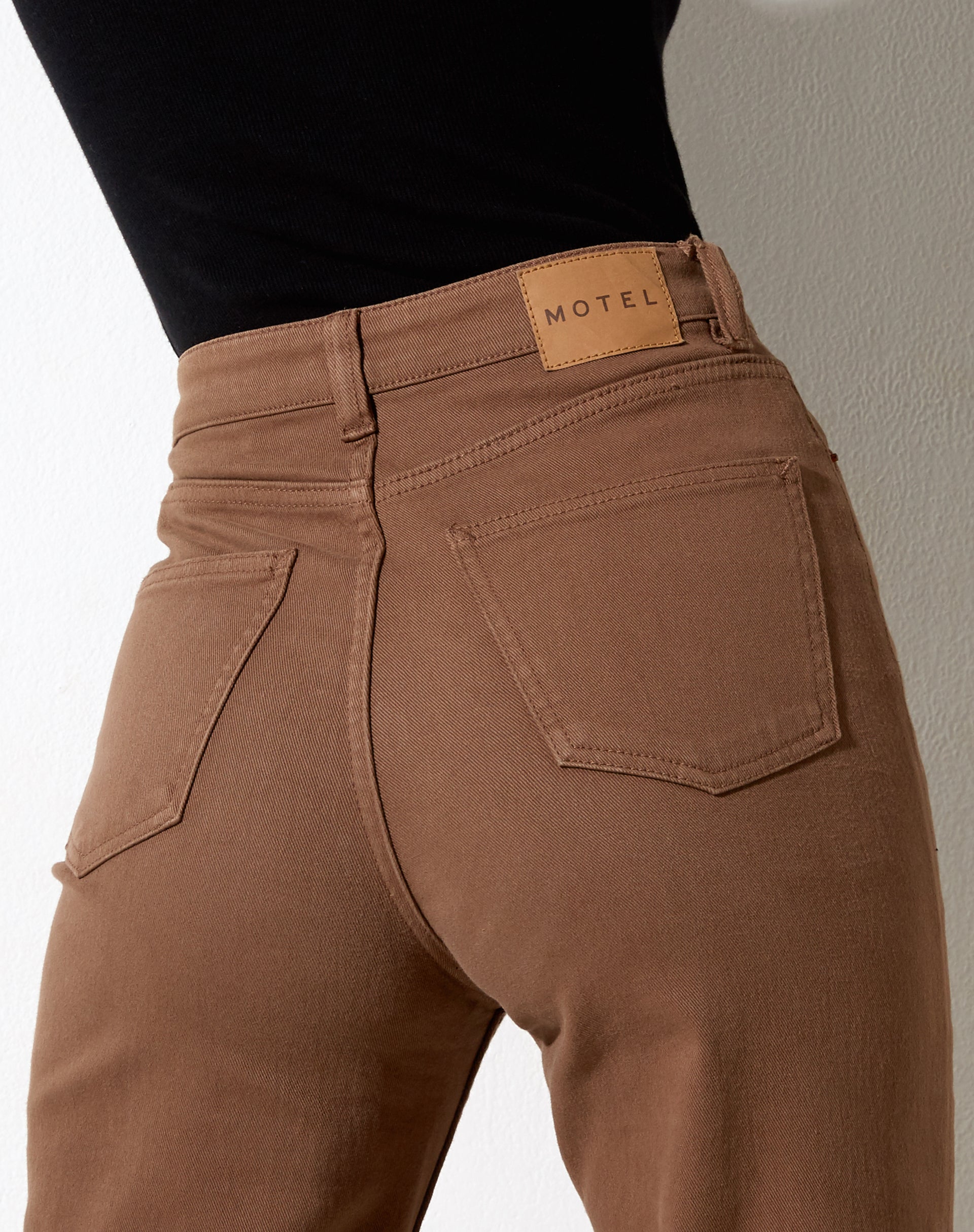 Immagine dei jeans a gamba tesa in marrone scuro
