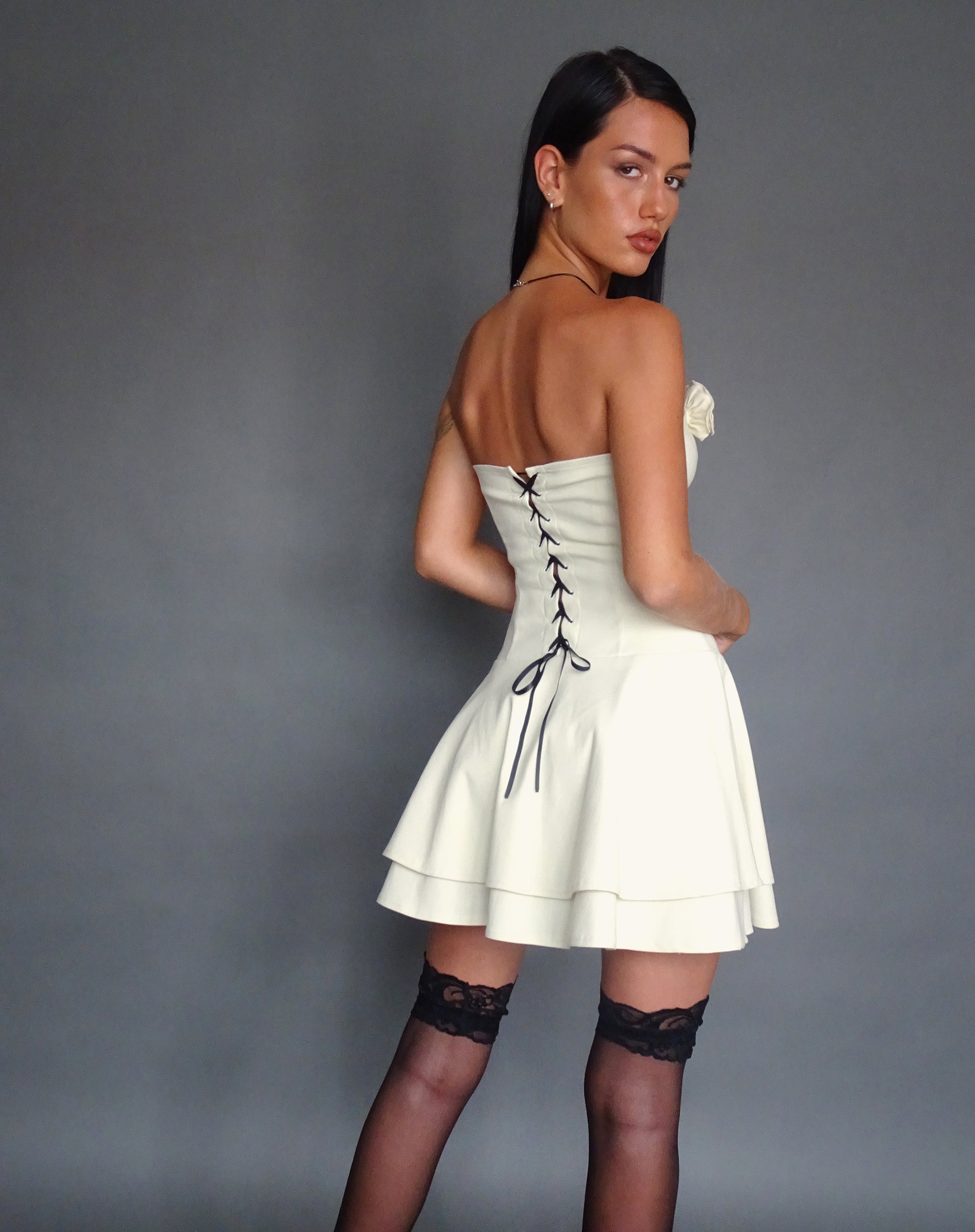 Immagine di Striata Mini Dress in crema con rosetta