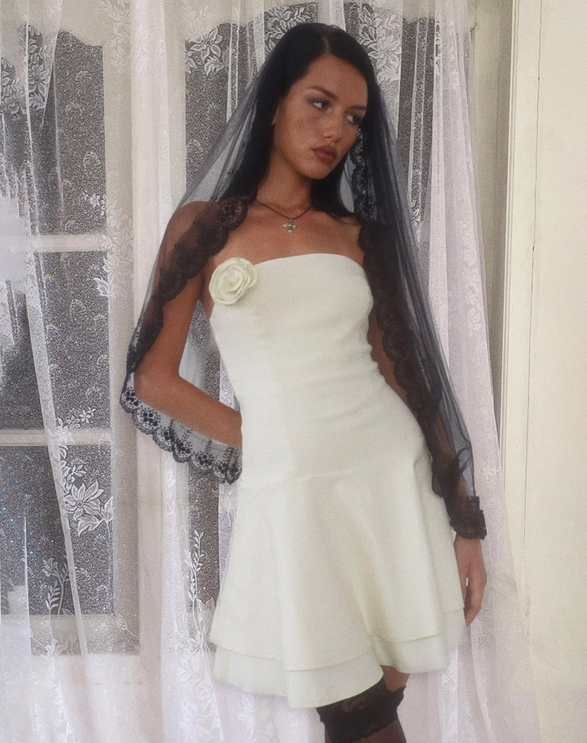 Immagine di Striata Mini Dress in crema con rosetta