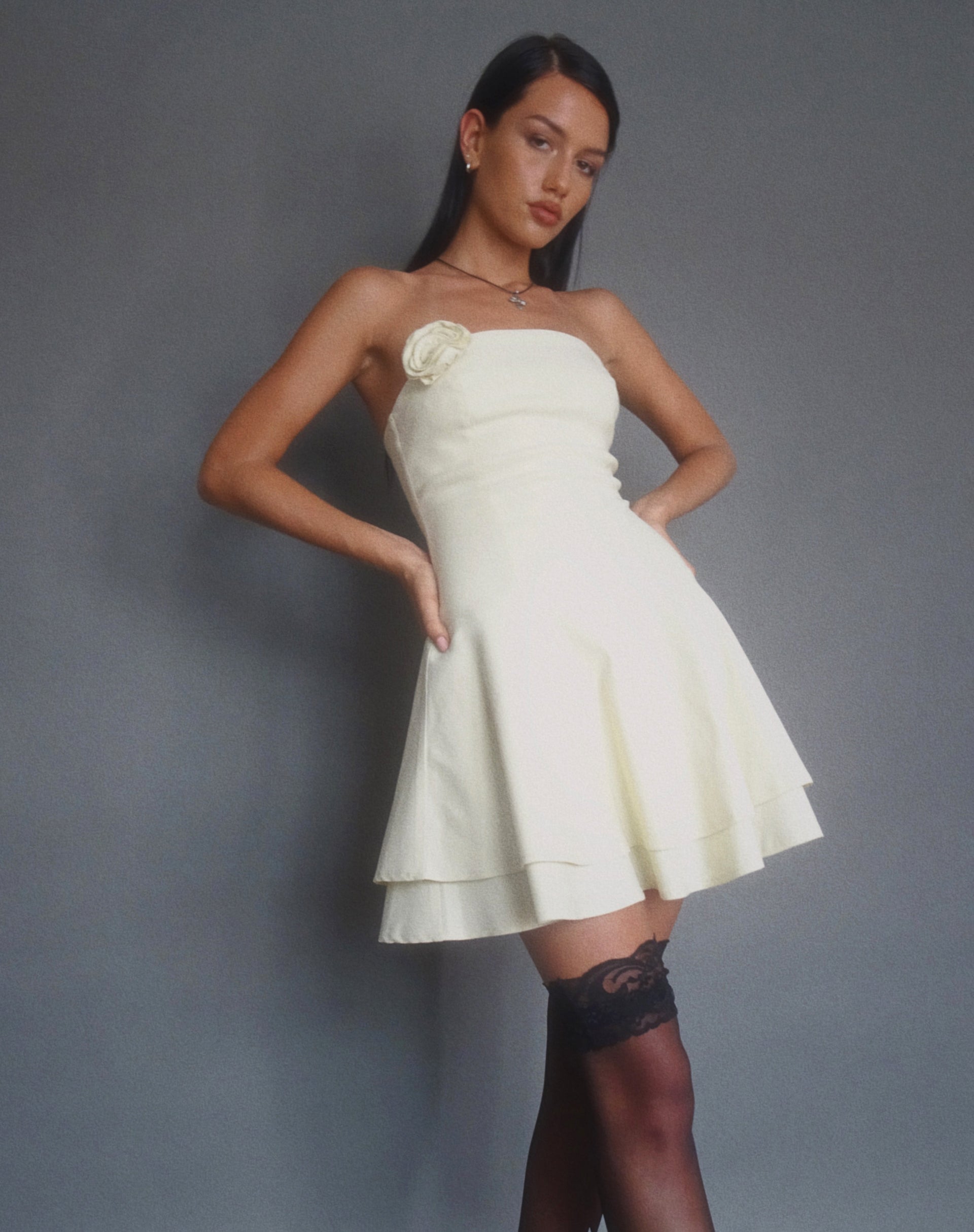 Immagine di Striata Mini Dress in crema con rosetta