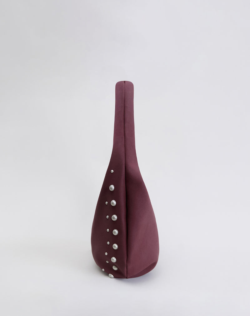 Immagine della borsa Slouch borchiata in borgogna