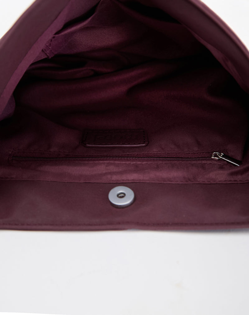 Immagine della borsa Slouch borchiata in borgogna