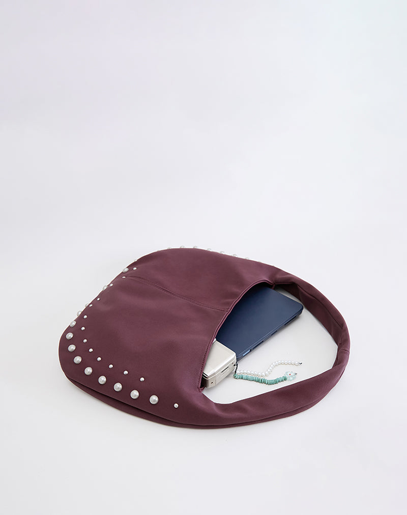 Immagine della borsa Slouch borchiata in borgogna