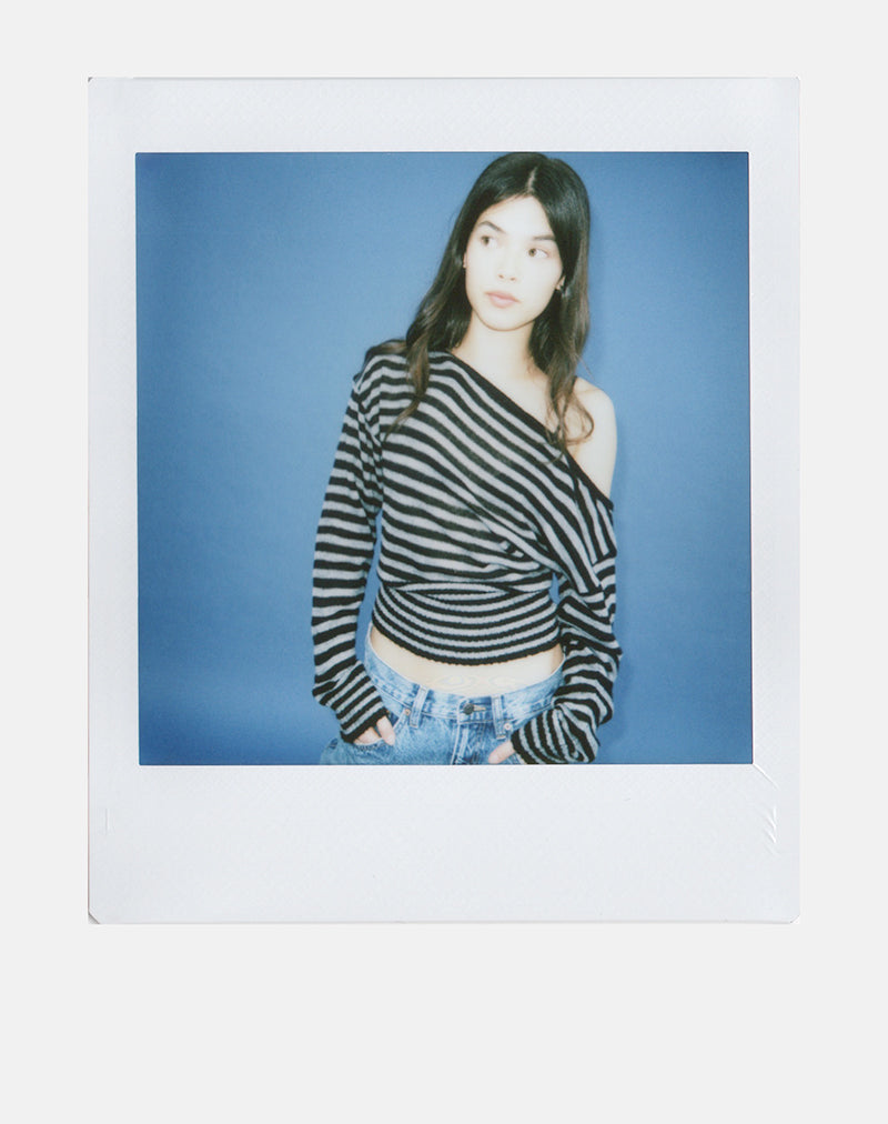 Immagine del maglione asimmetrico Suena a righe nere e grigie