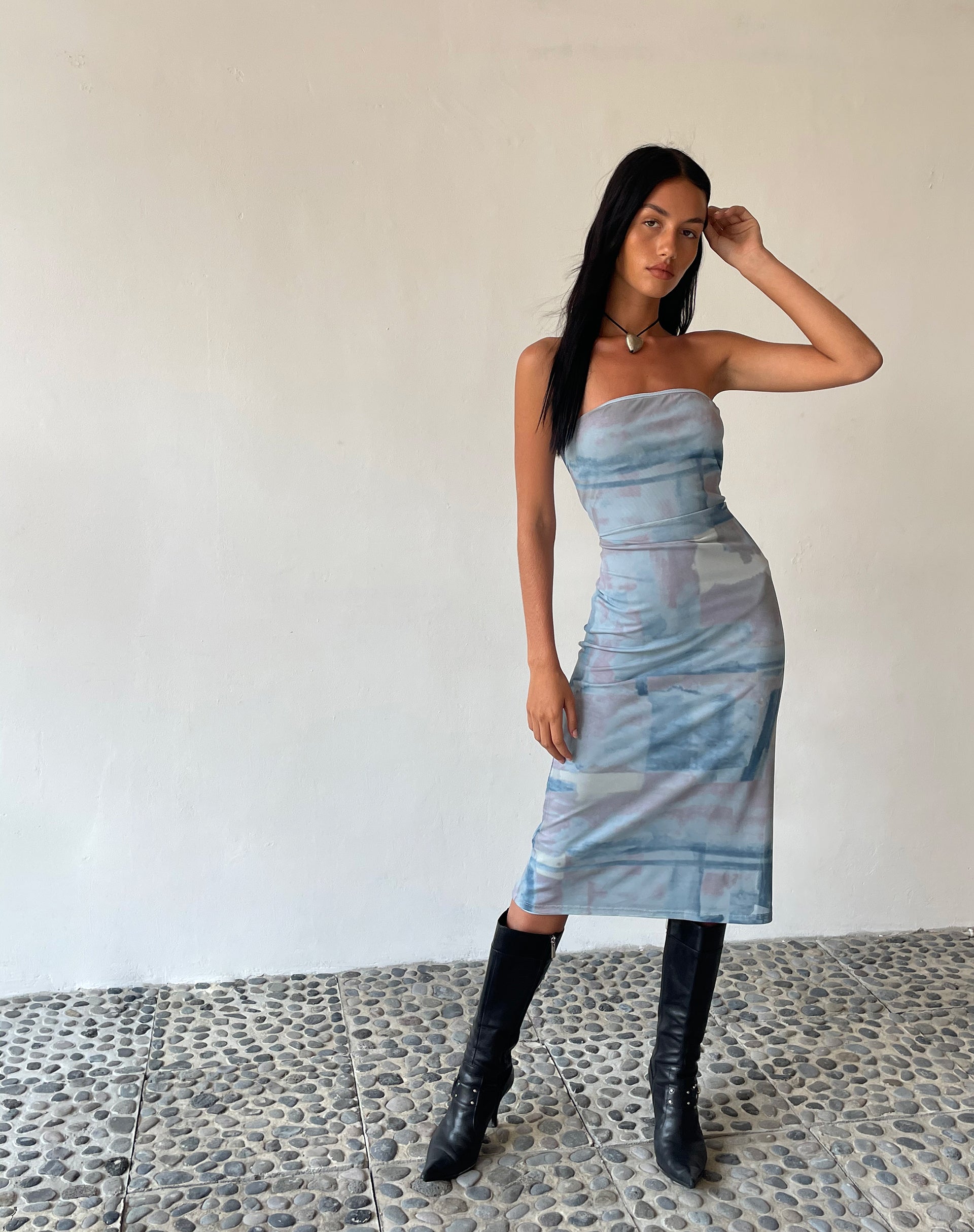 Immagine di MOTEL X JACQUIE Suki Bandeau Midi Dress in Mesh Abstract Paint Brush Blu