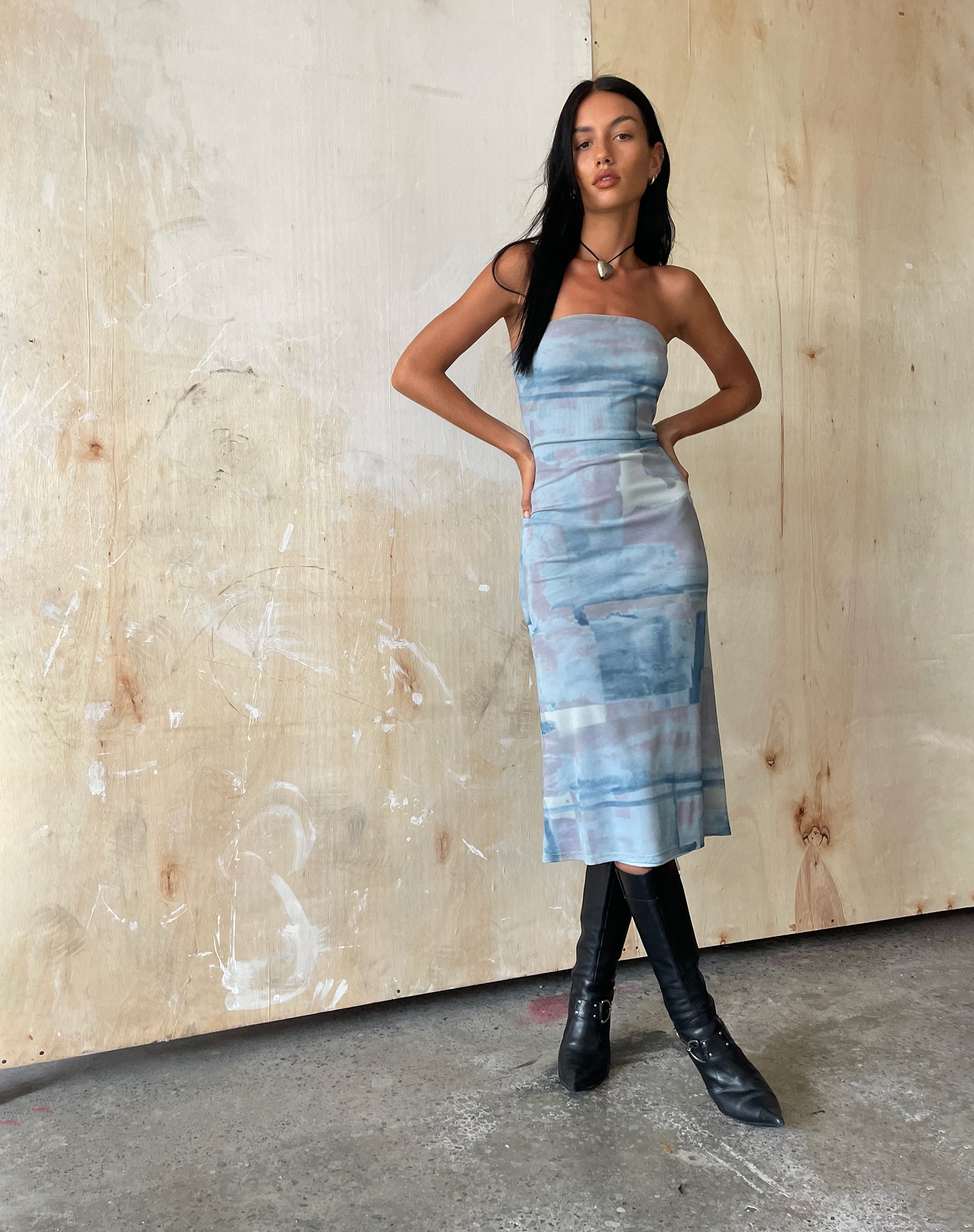 Immagine di MOTEL X JACQUIE Suki Bandeau Midi Dress in Mesh Abstract Paint Brush Blu