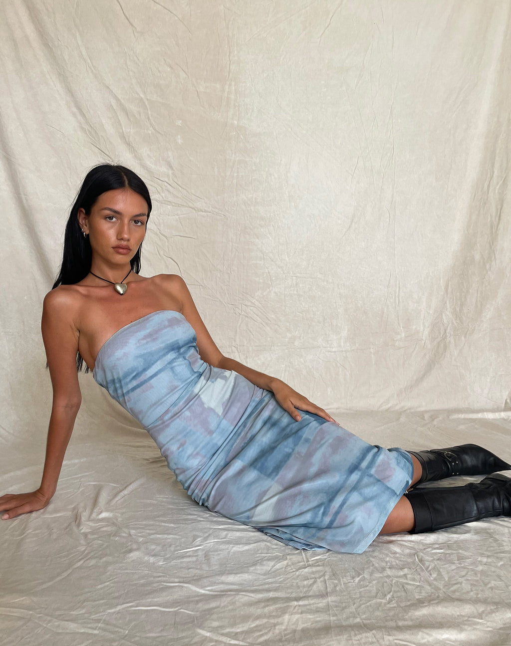 MOTEL X JACQUIE Suki - Vestito midi a fascia in rete con pennello astratto blu