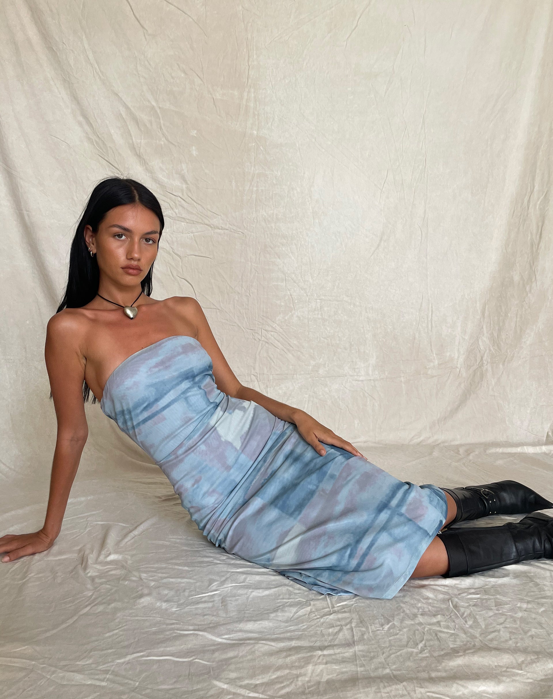 Immagine di MOTEL X JACQUIE Suki Bandeau Midi Dress in Mesh Abstract Paint Brush Blu